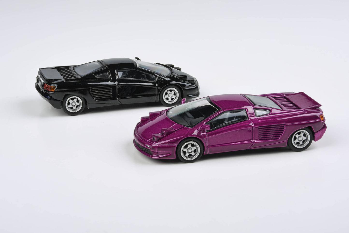 1:64 1991 Cizeta V16T
Black / Purple