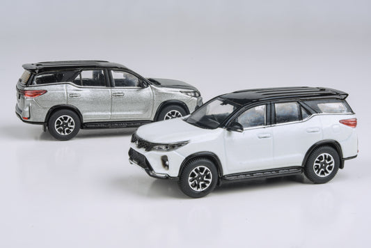 1:64 2023 Toyota Fortuner Platinum White / Metallic Silver
