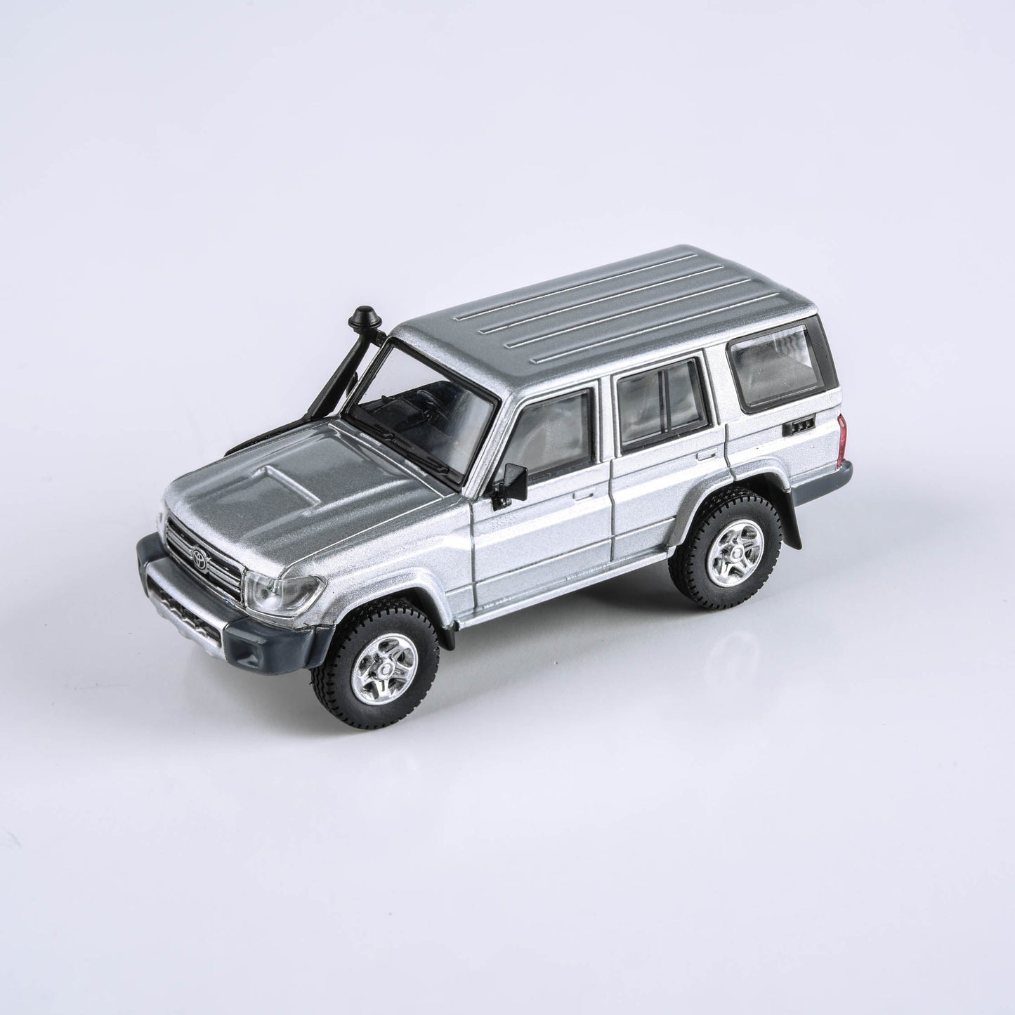 1:64 Toyota 2007 Land Cruiser 76 French Vanilla / Silver Pearl