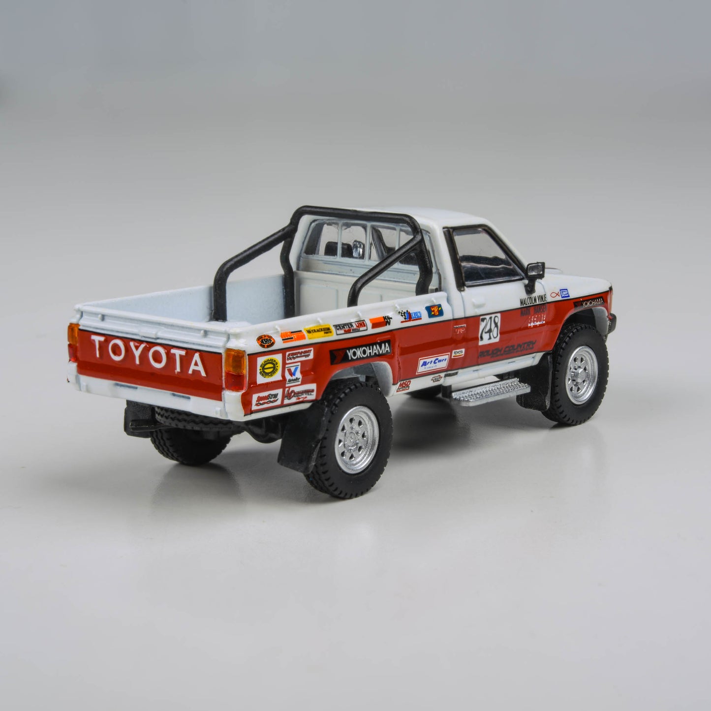 1:64 Toyota Hilux 1987 Mojave 250