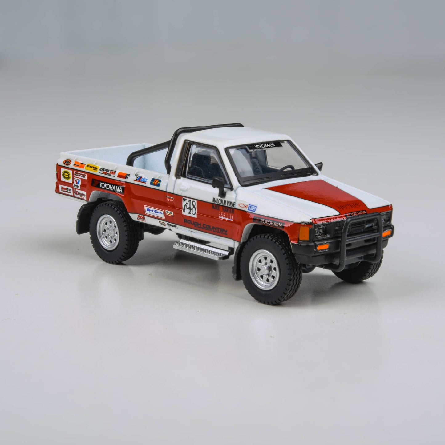 1:64 Toyota Hilux 1987 Mojave 250