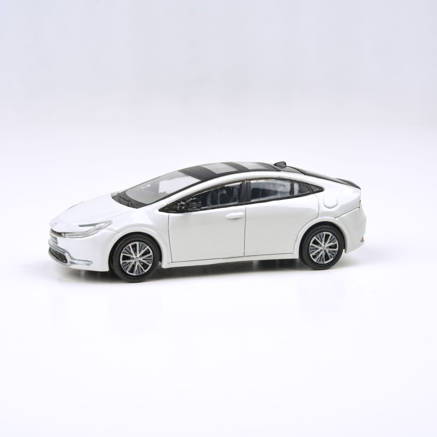 1:64 2023 Toyota Prius Supersonic Red / Wind Chill White
