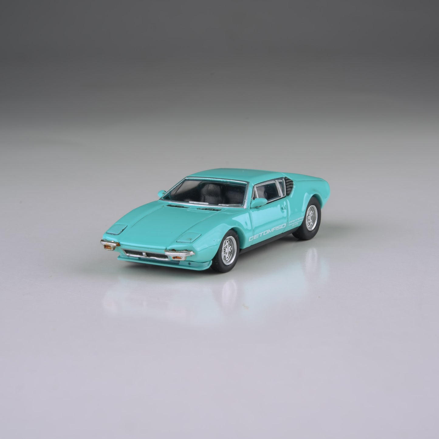 1:64 1972 De Tomaso Pantera Verde Acqua