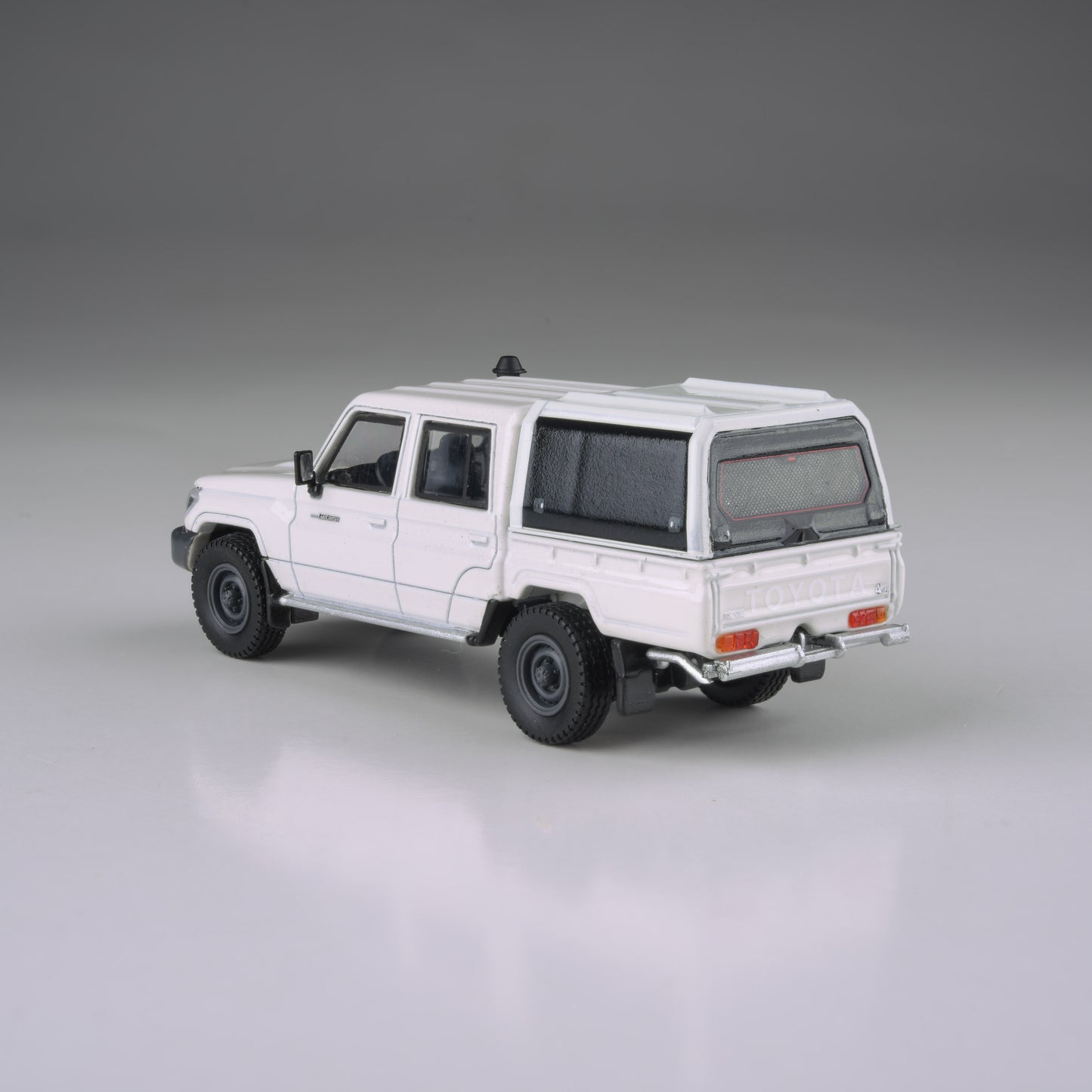 1:64 2014 Toyota Land Cruiser 79 French Vanilla w/ Canopy