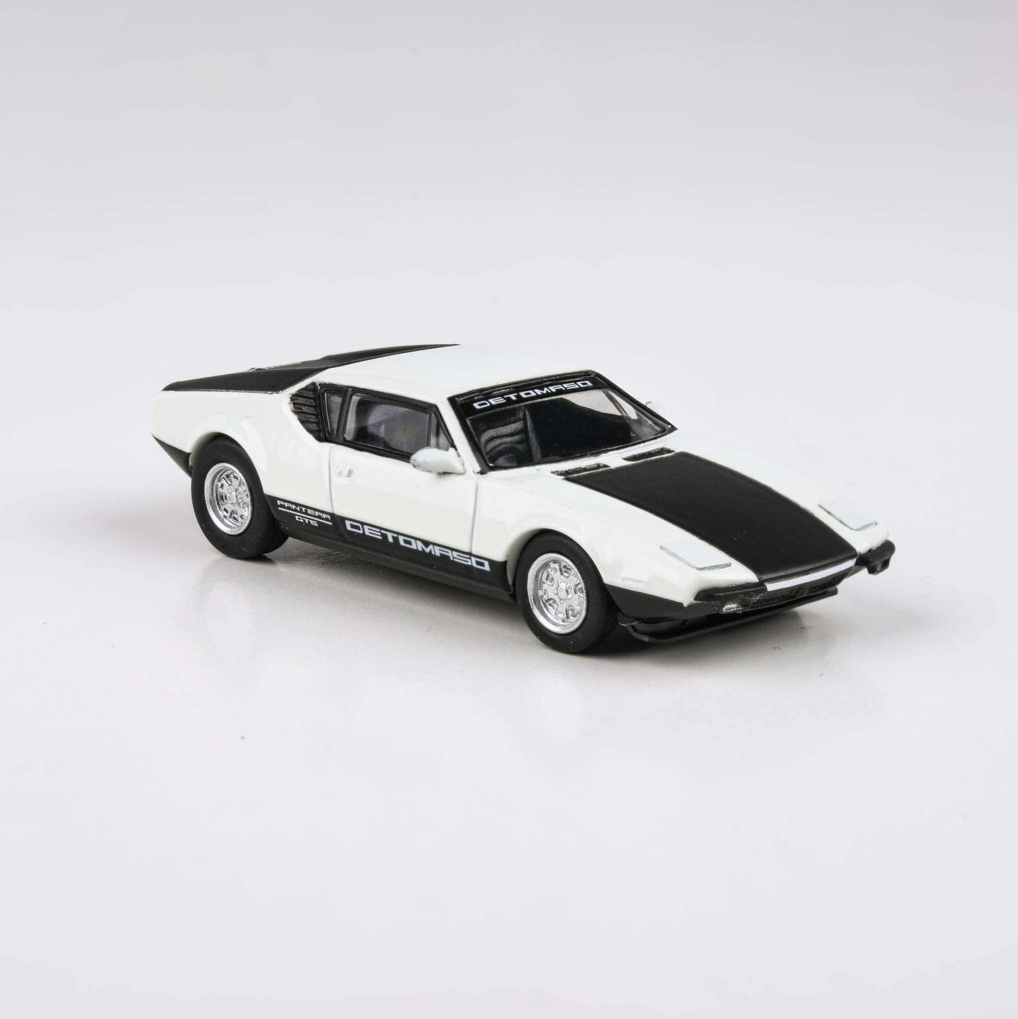 1:64 1972 De Tomaso Pantera White / Black