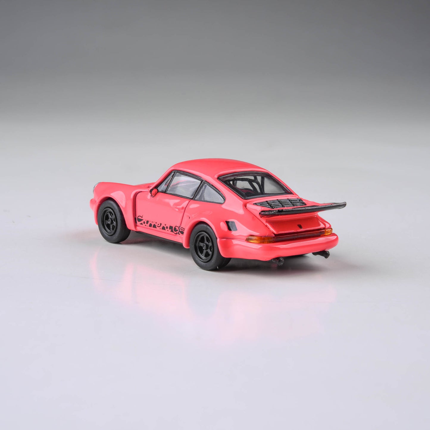 1:64 1974 Porsche 911 Carrera RSR 3.0 Fuschia