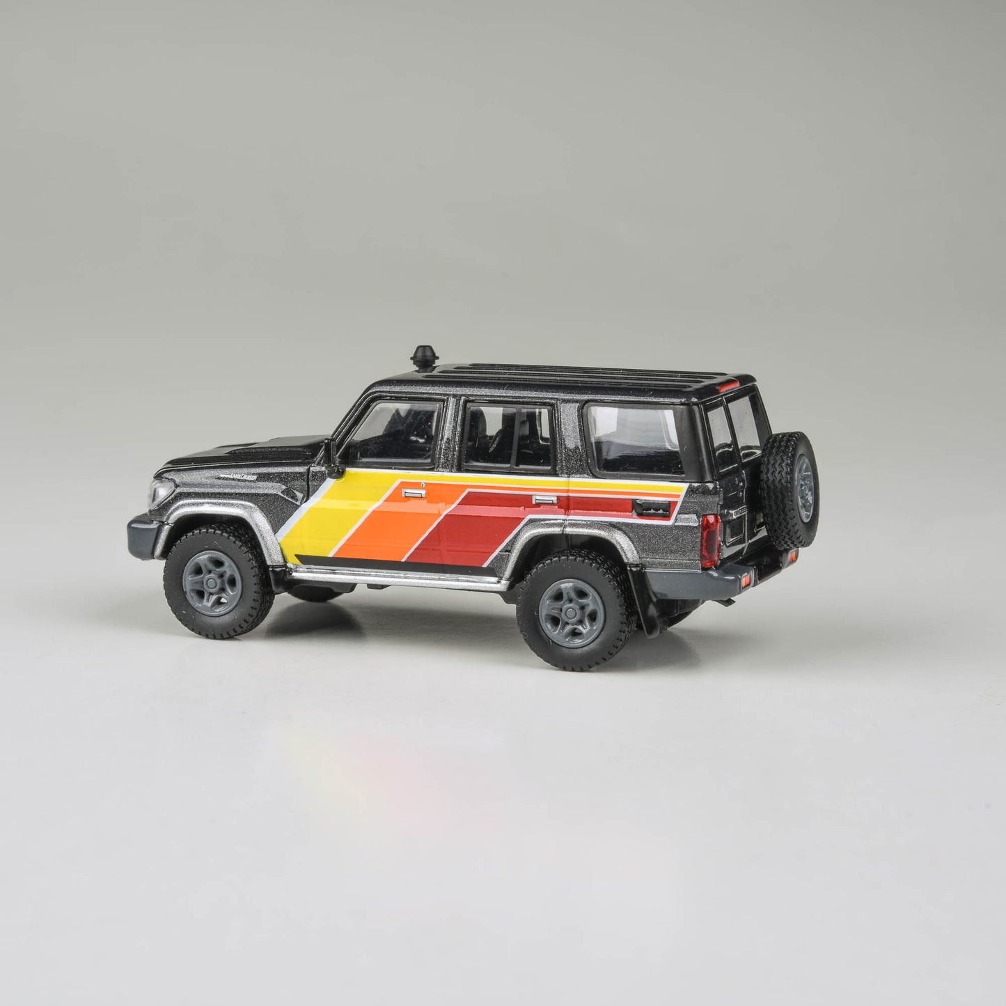 1:64 Toyota 2014 Land Cruiser 76 TRD