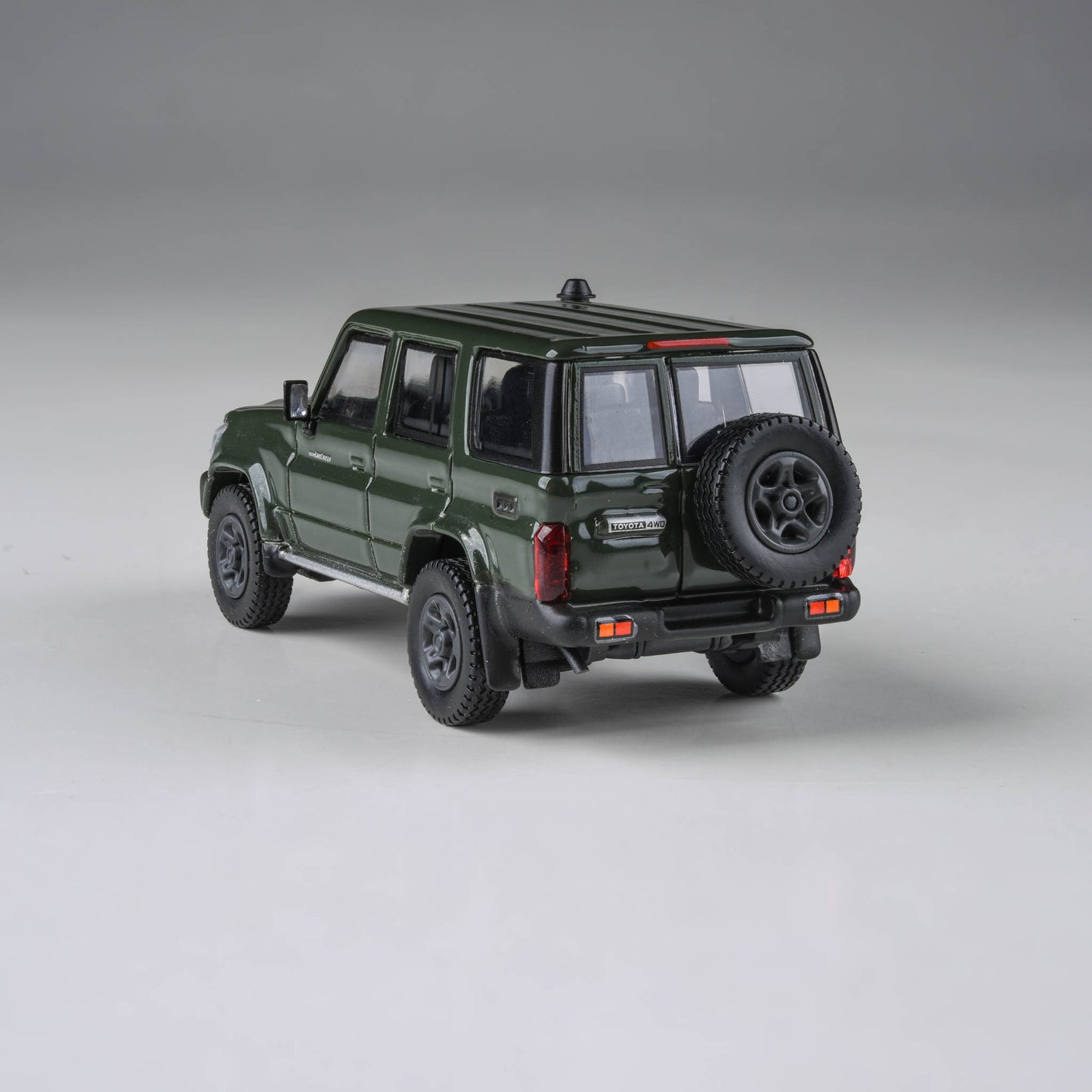 1:64 2014 Toyota Landcruiser LC76 Military Green