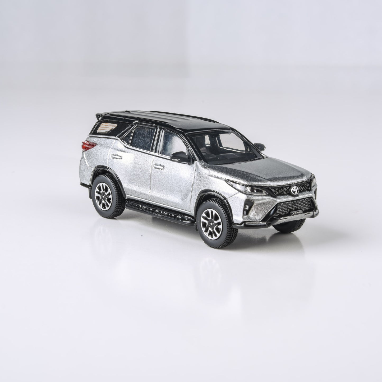 1:64 2023 Toyota Fortuner Platinum White / Metallic Silver