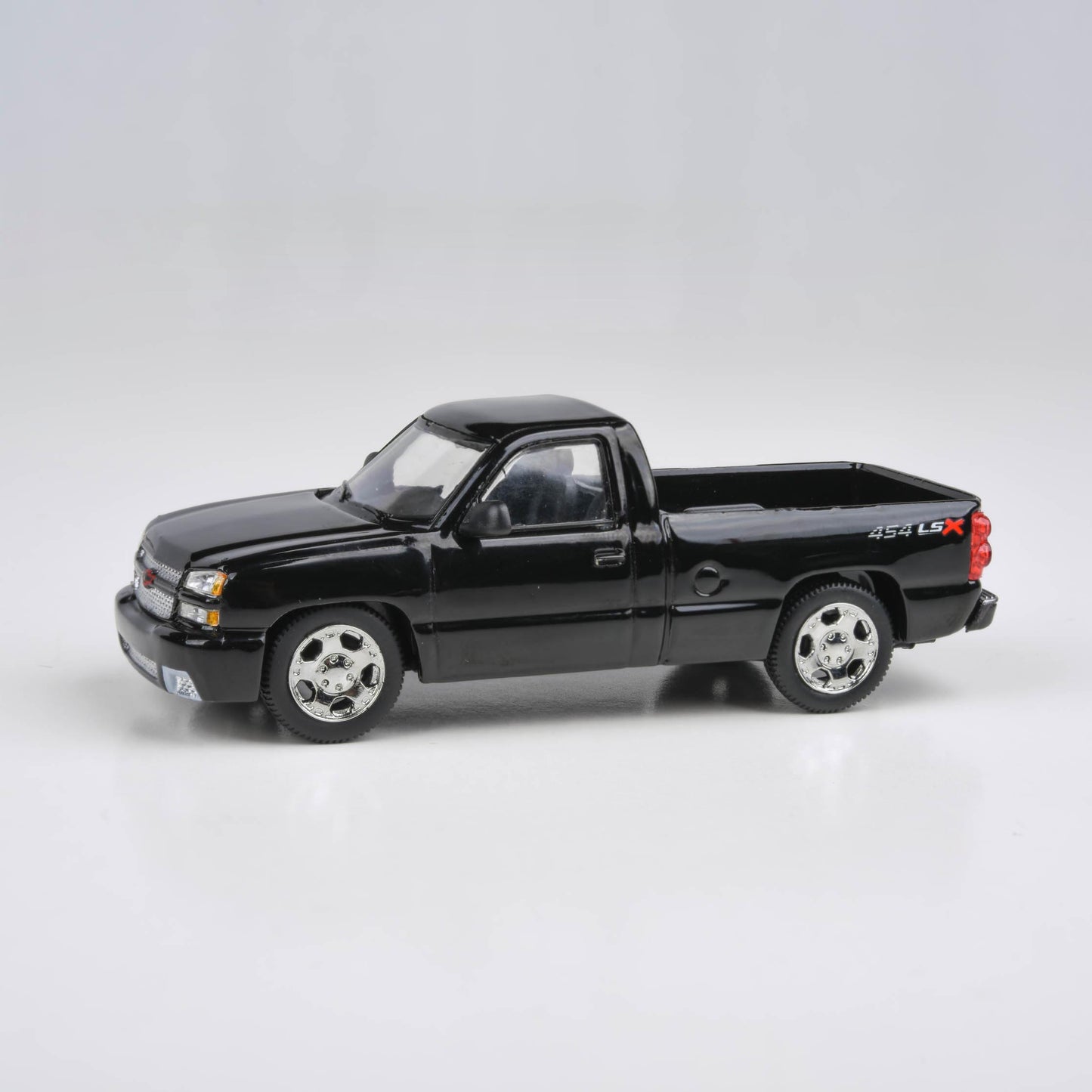 1:64 2006 Chevrolet Silverado 'Cateye' Onyx Black / Victory Red