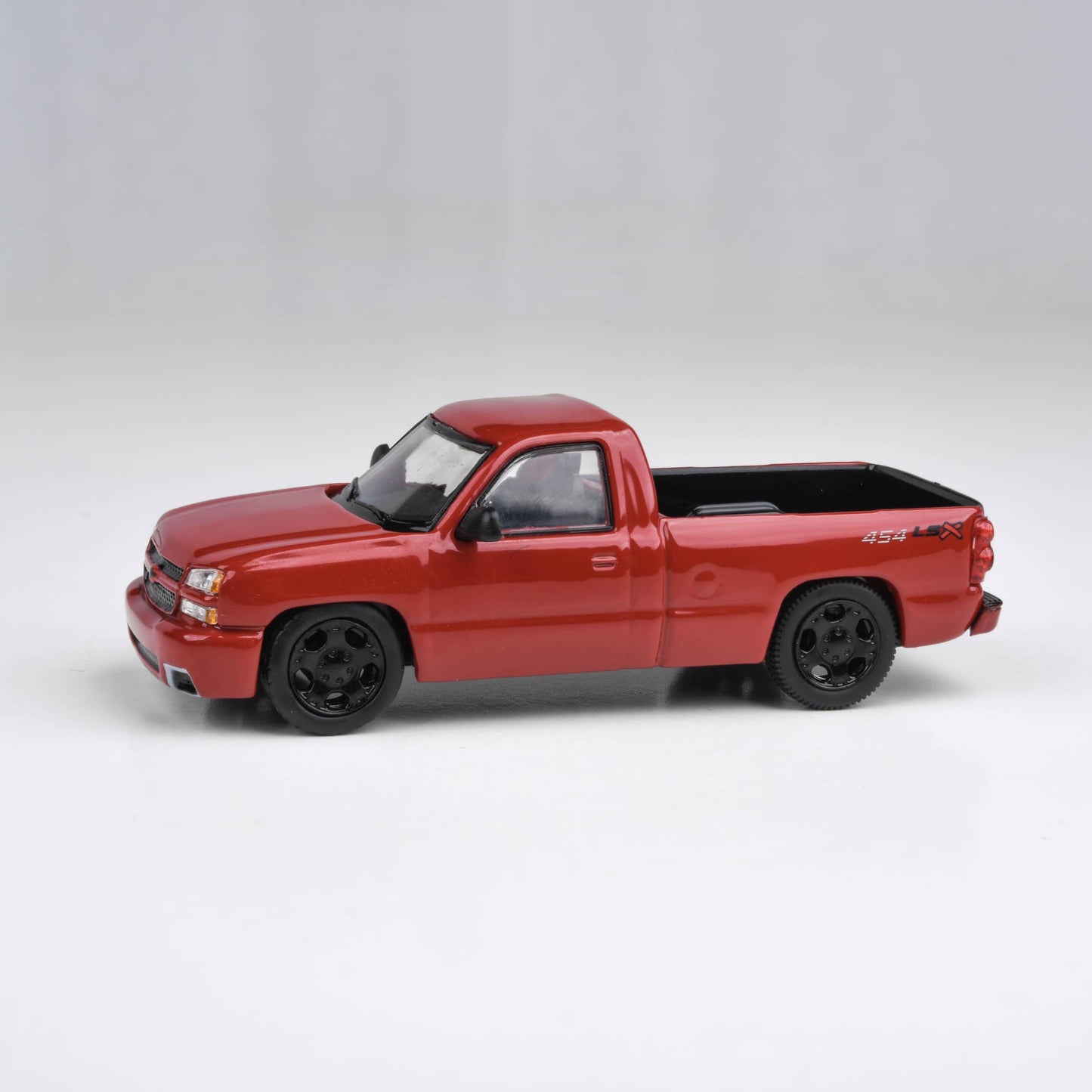 1:64 2006 Chevrolet Silverado 'Cateye' Onyx Black / Victory Red