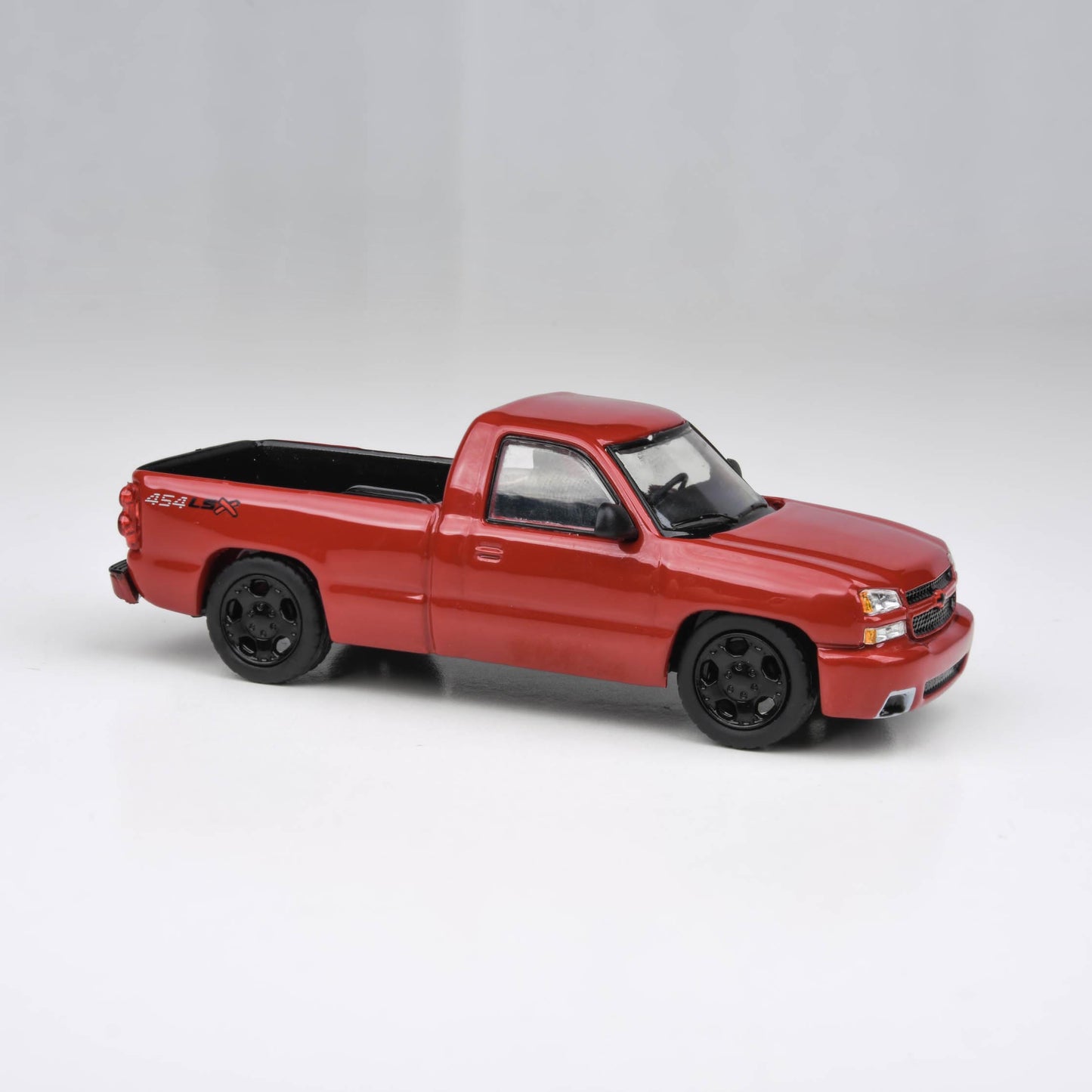 1:64 2006 Chevrolet Silverado 'Cateye' Onyx Black / Victory Red