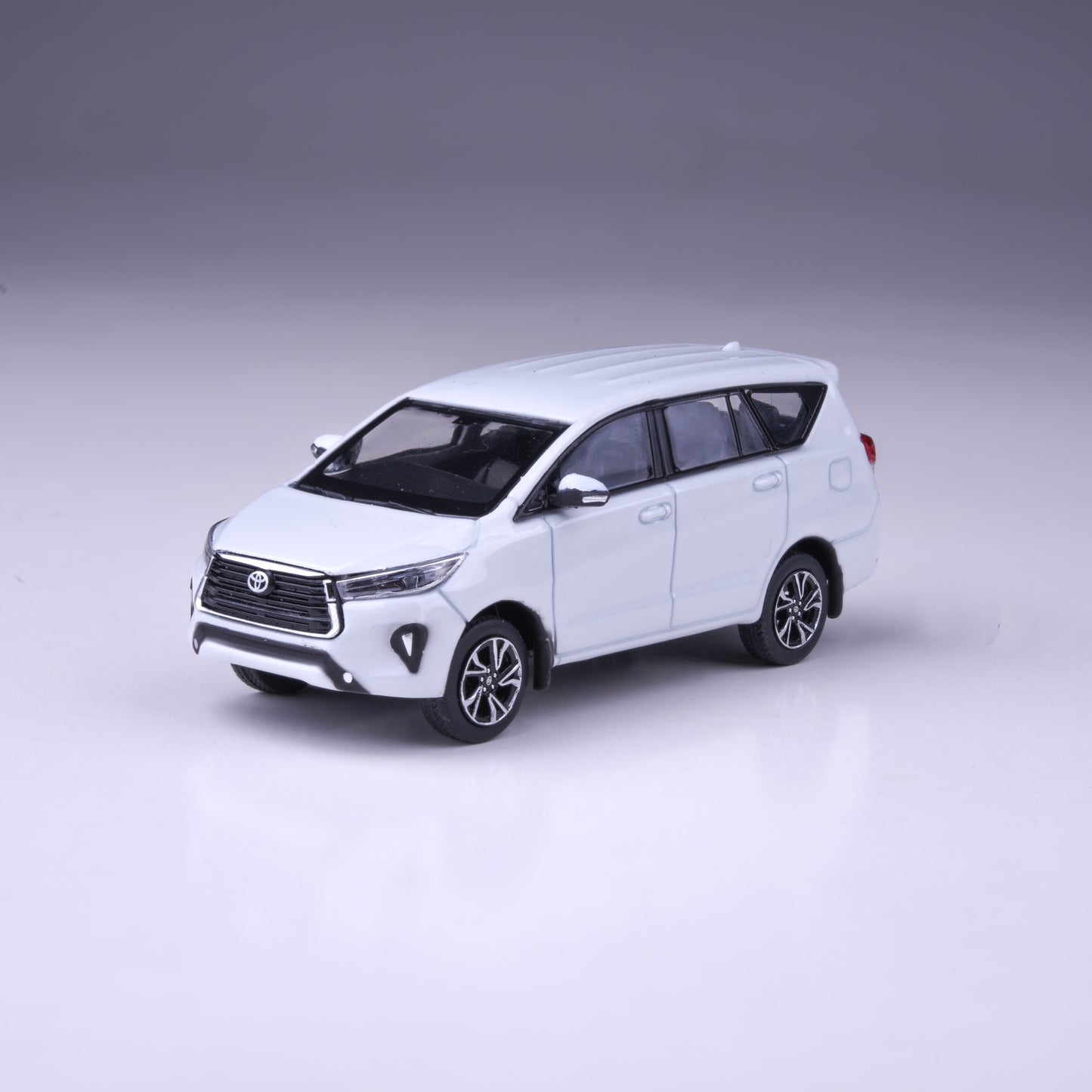 1:64 2022 Toyota Innova Attitude Black / Super White Pearl