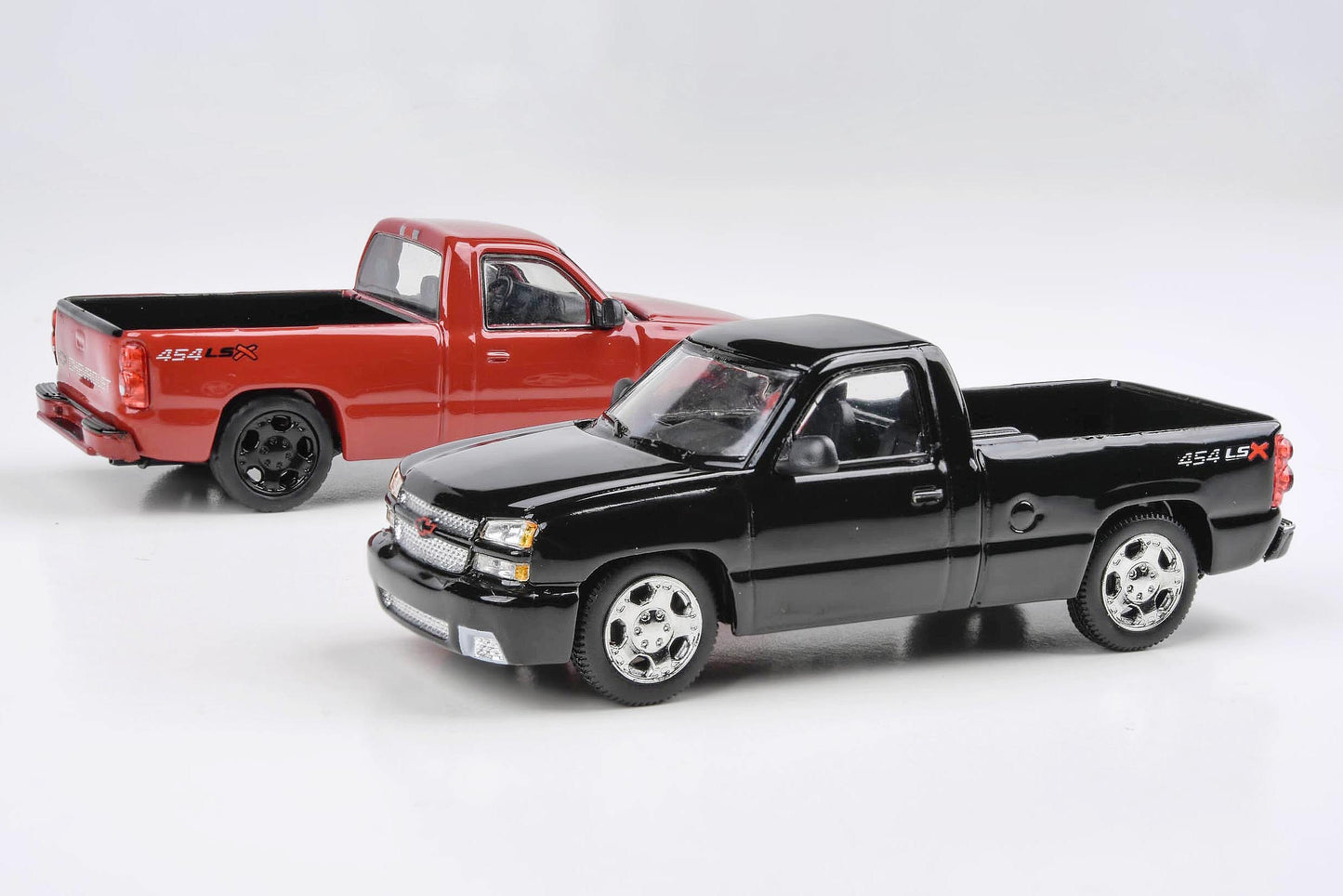 1:64 2006 Chevrolet Silverado 'Cateye' Onyx Black / Victory Red