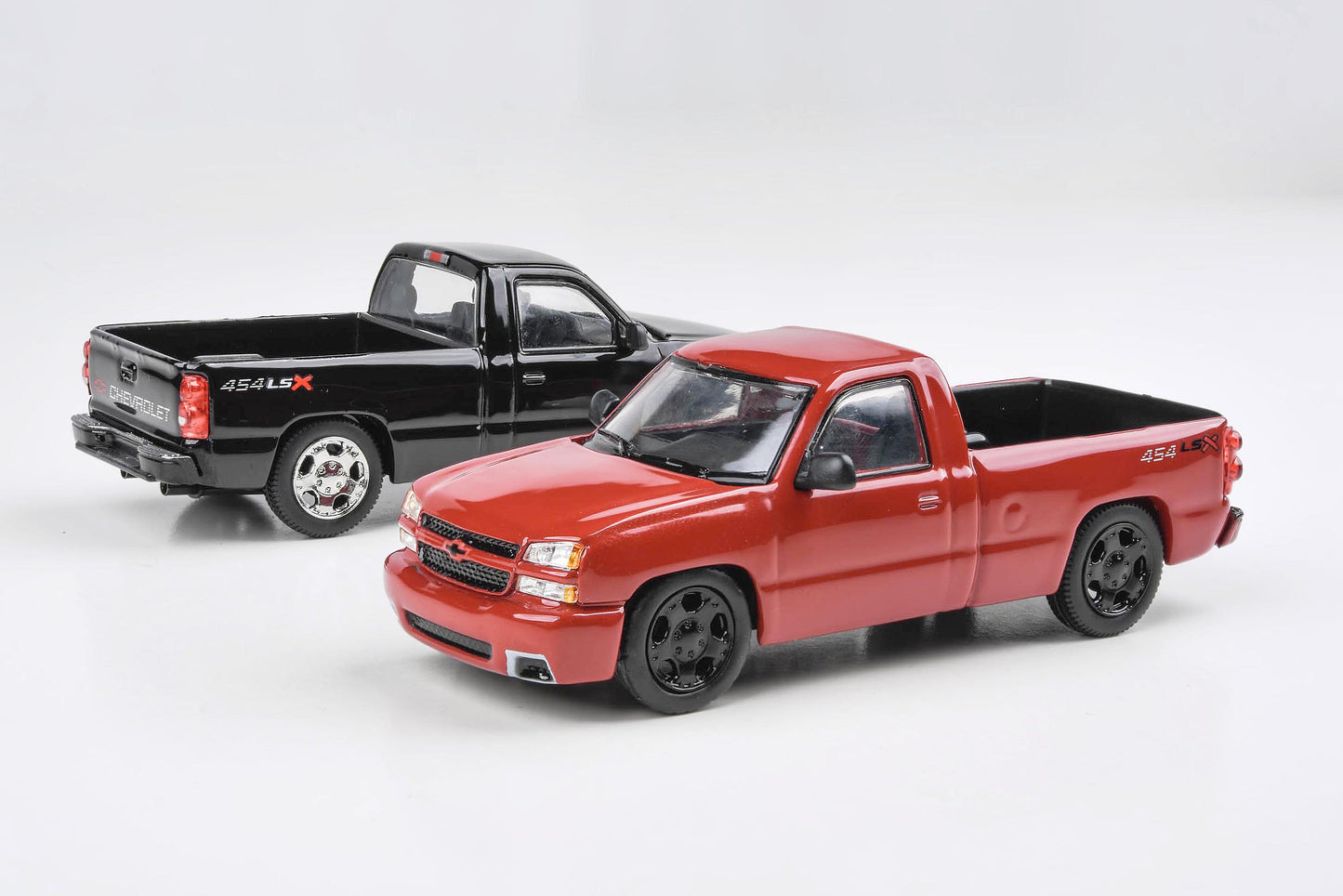 1:64 2006 Chevrolet Silverado 'Cateye' Onyx Black / Victory Red