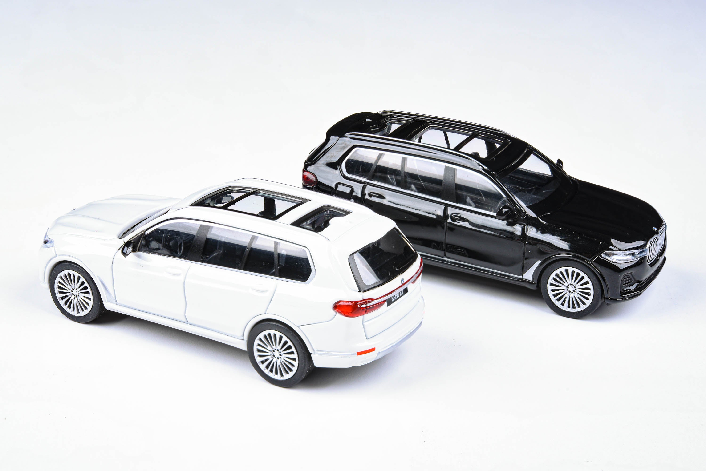 1:64 BMW X7 Black / White