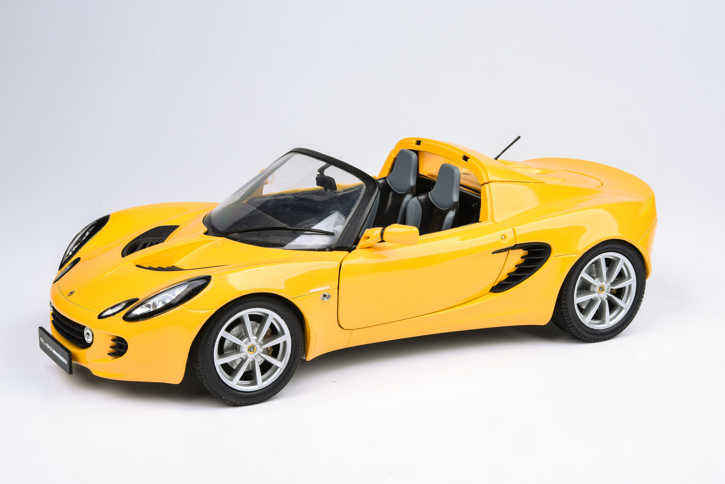 1:18 Scale 2002 Lotus Elise 111S