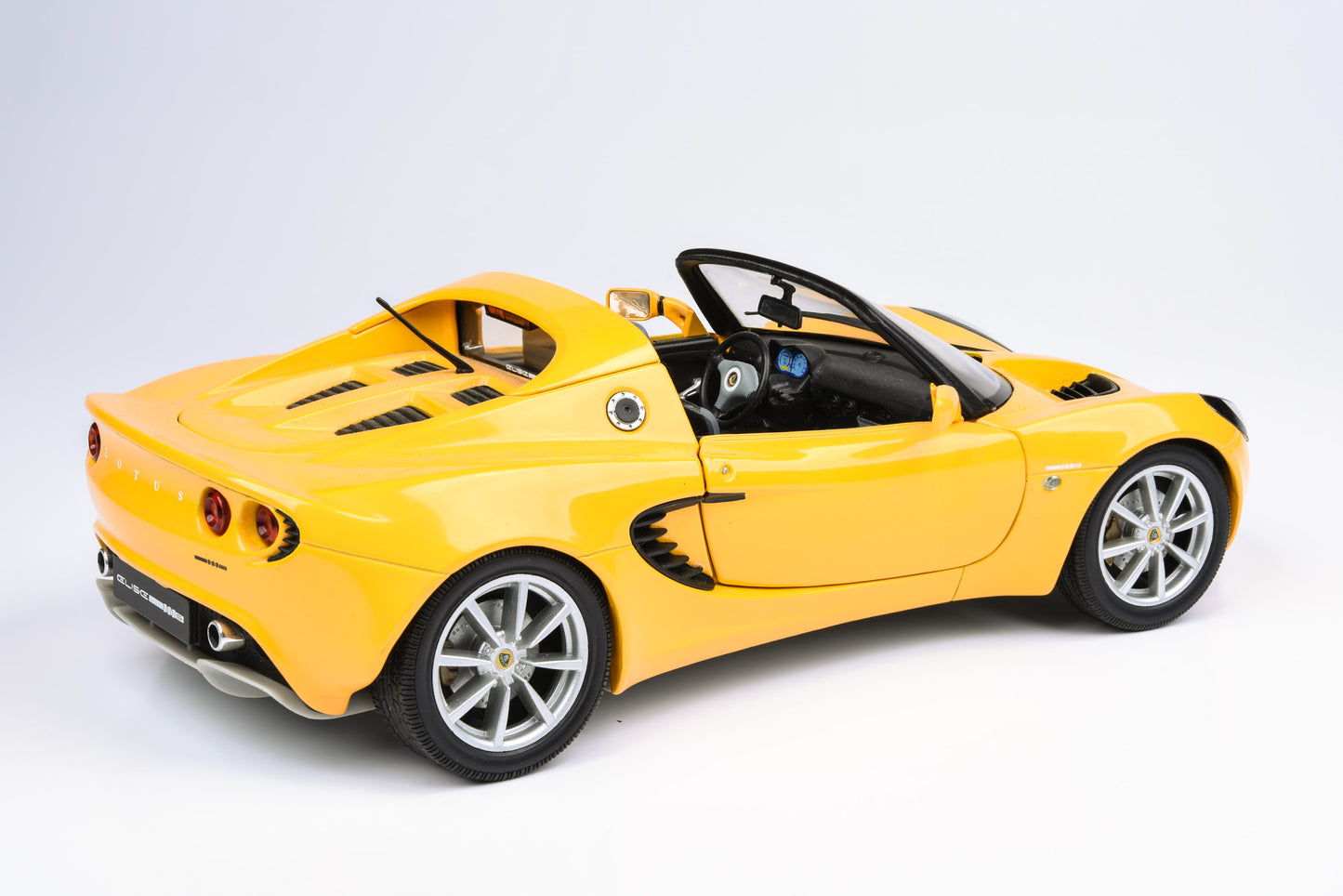 1:18 Scale 2002 Lotus Elise 111S