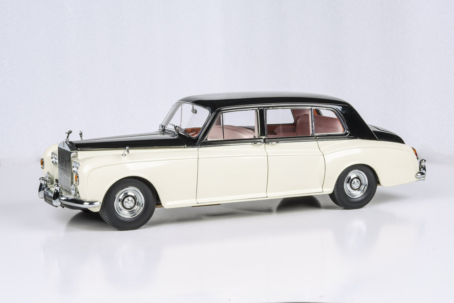 1:18 Scale 1965 Rolls Royce Phantom V Duotone