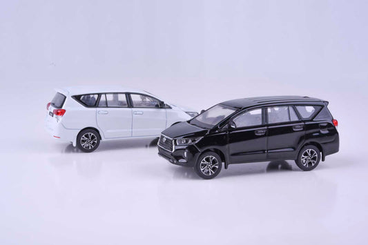 1:64 2022 Toyota Innova Attitude Black / Super White Pearl