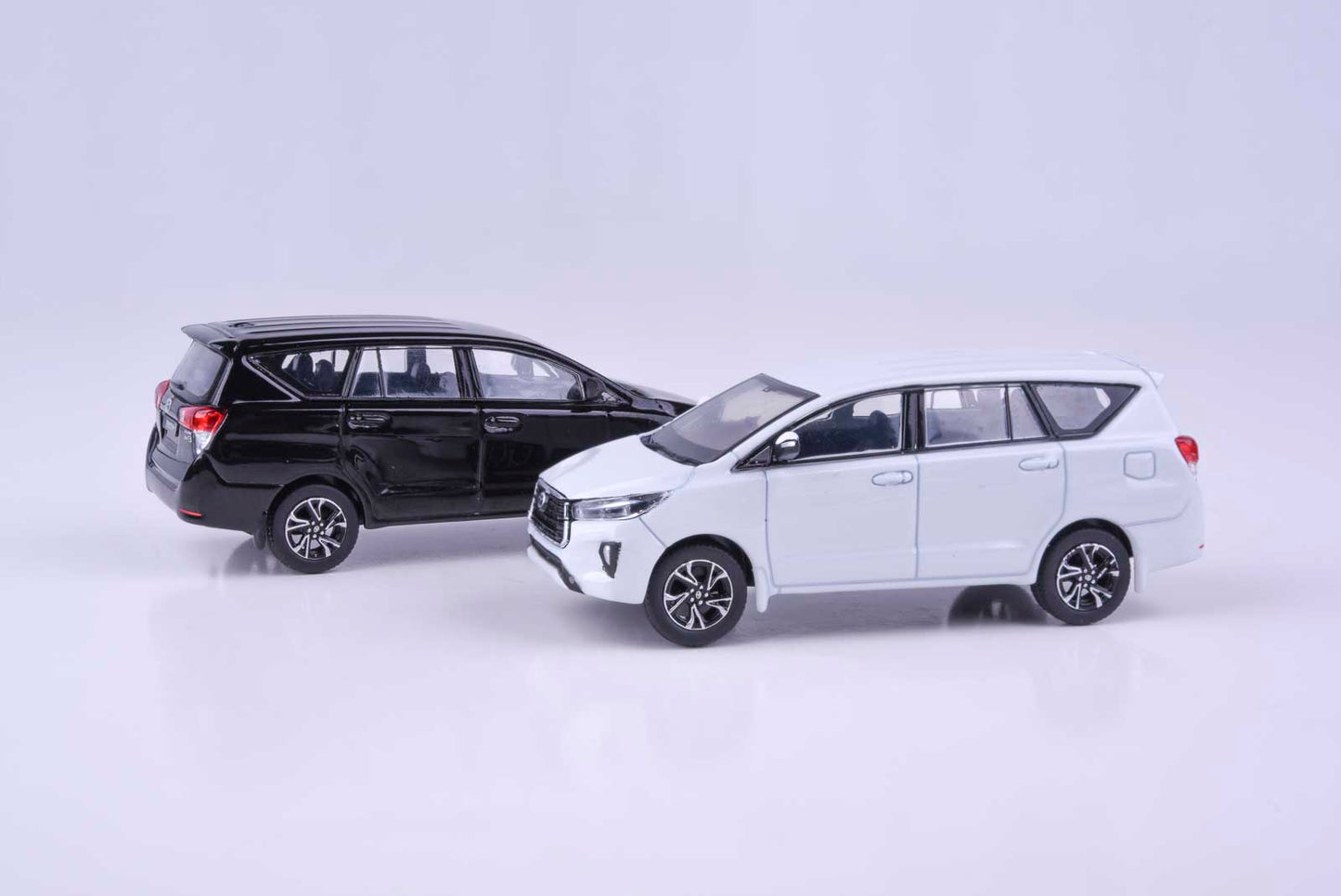 1:64 2022 Toyota Innova Attitude Black / Super White Pearl