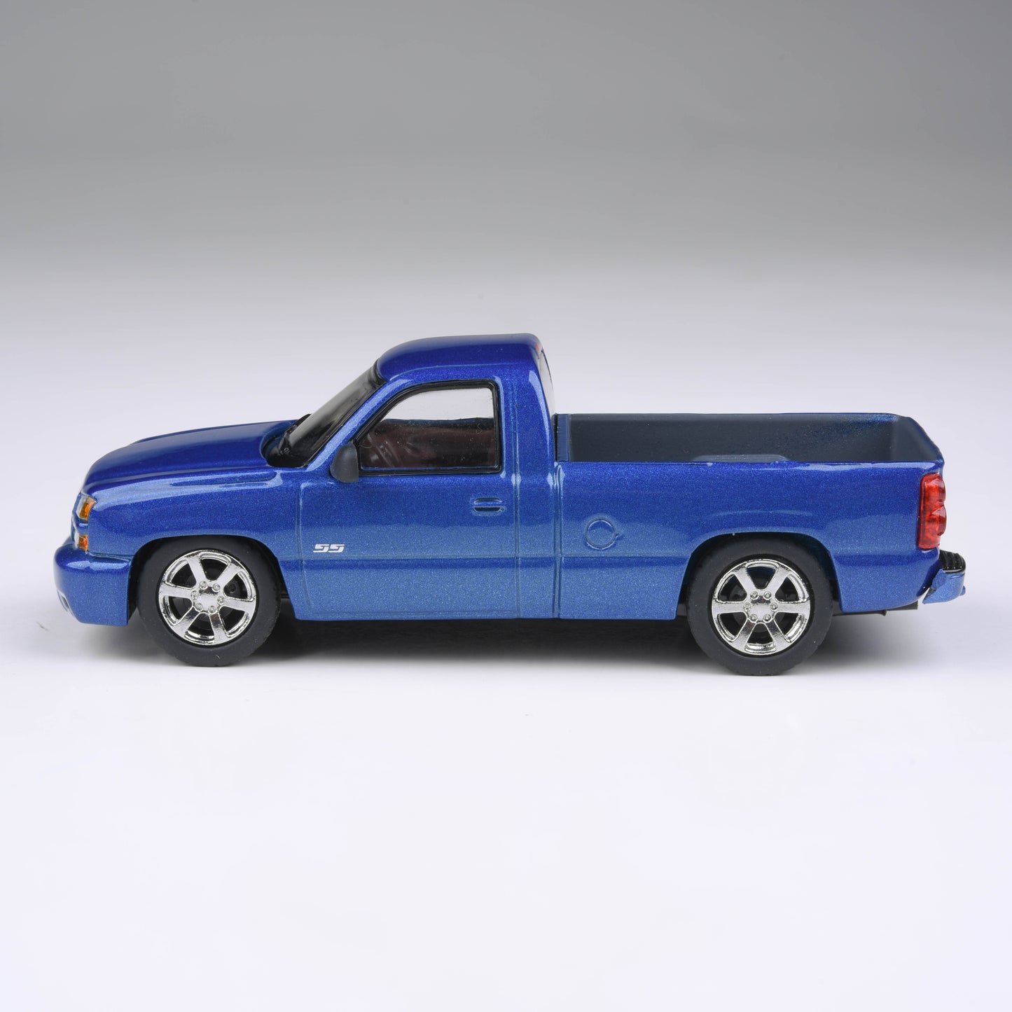 1:64 2006 Chevrolet Silverado 'Cateye' Ming Blue / Summit White