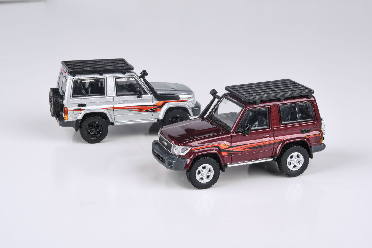 1:64 2014 Toyota Land Cruiser 71 SWB Red / Silver