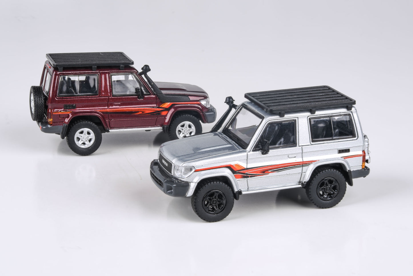 1:64 2014 Toyota Land Cruiser 71 SWB Red / Silver