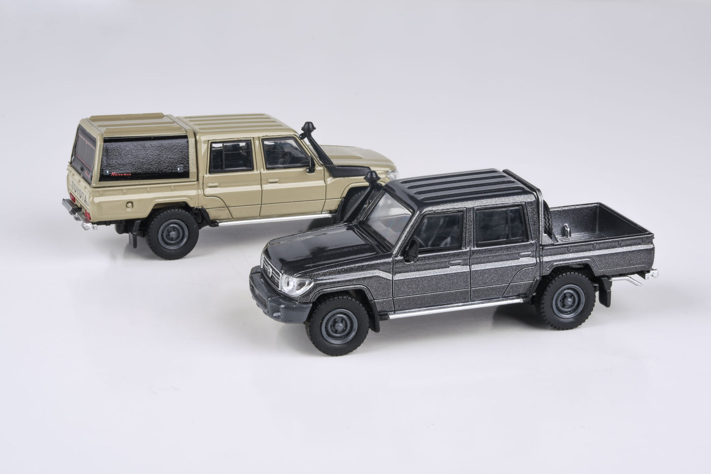 1:64 2014 Toyota Land Cruiser 79 Pickup Sandy Taupe / Graphite Grey