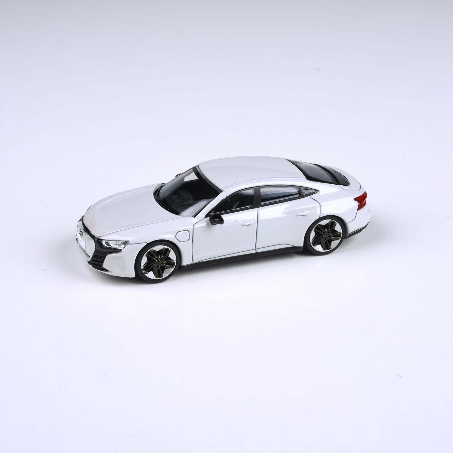 1:64 Audi e-tron GT RS Ascari Blue / Ibis White