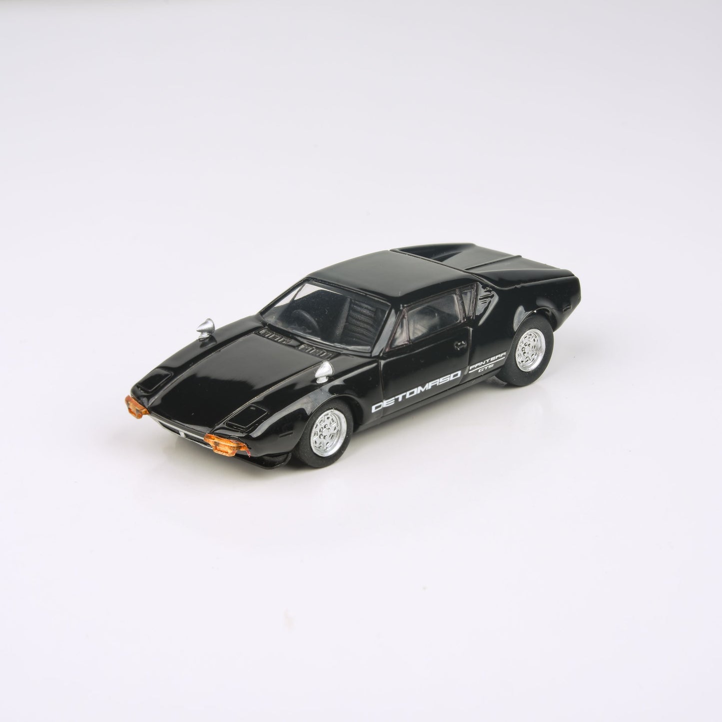 1:64 1972 De Tomaso Pantera Black / Yellow