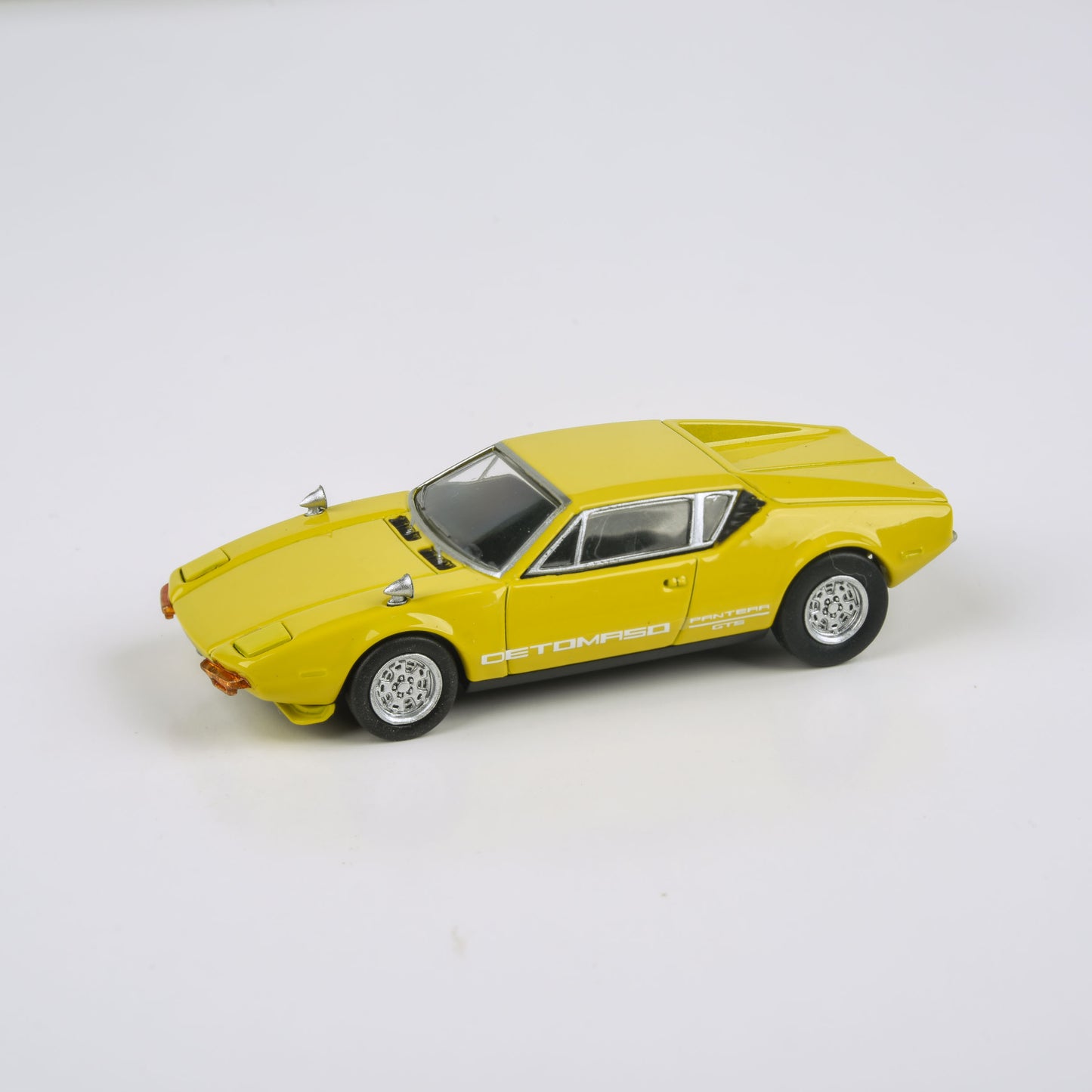 1:64 1972 De Tomaso Pantera Black / Yellow