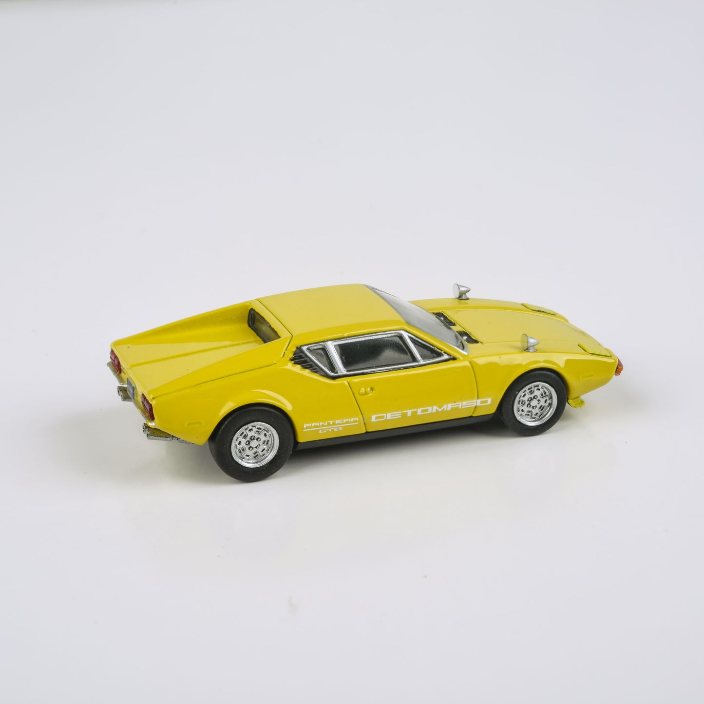 1:64 1972 De Tomaso Pantera Black / Yellow