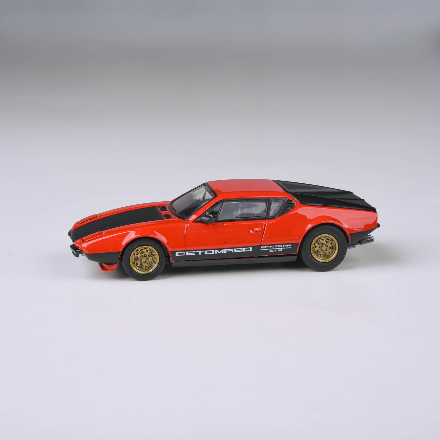 1:64 1972 De Tomaso Pantera Red / Black