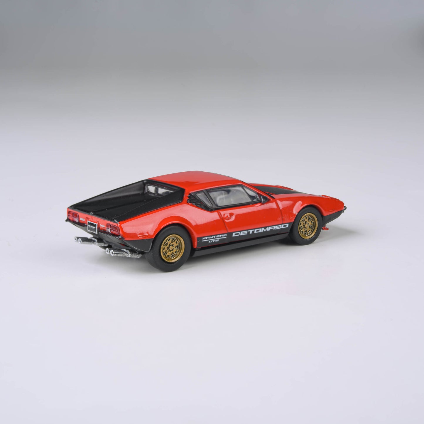 1:64 1972 De Tomaso Pantera Red / Black