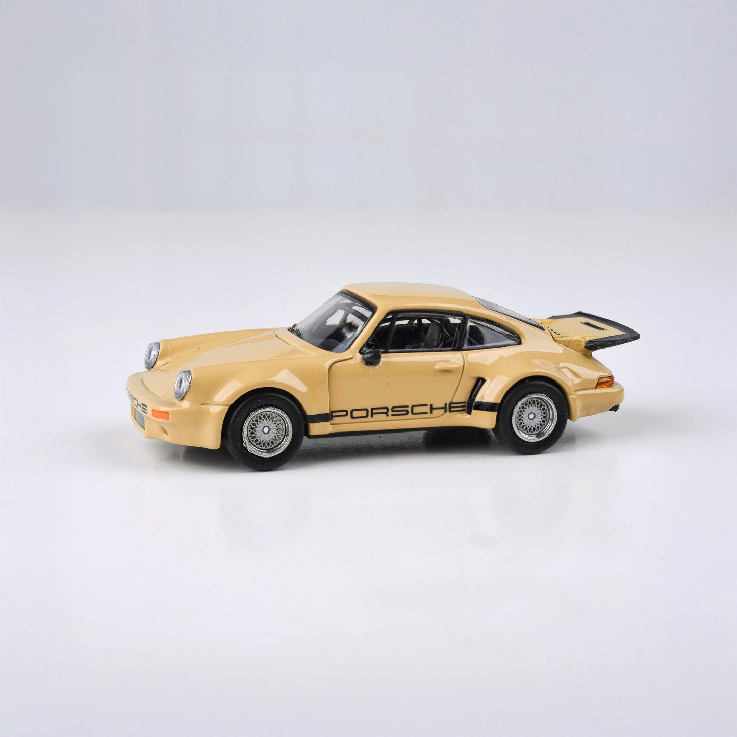 1:64 Porsche 911 Carrera RSR 3.0 Sahara Beige