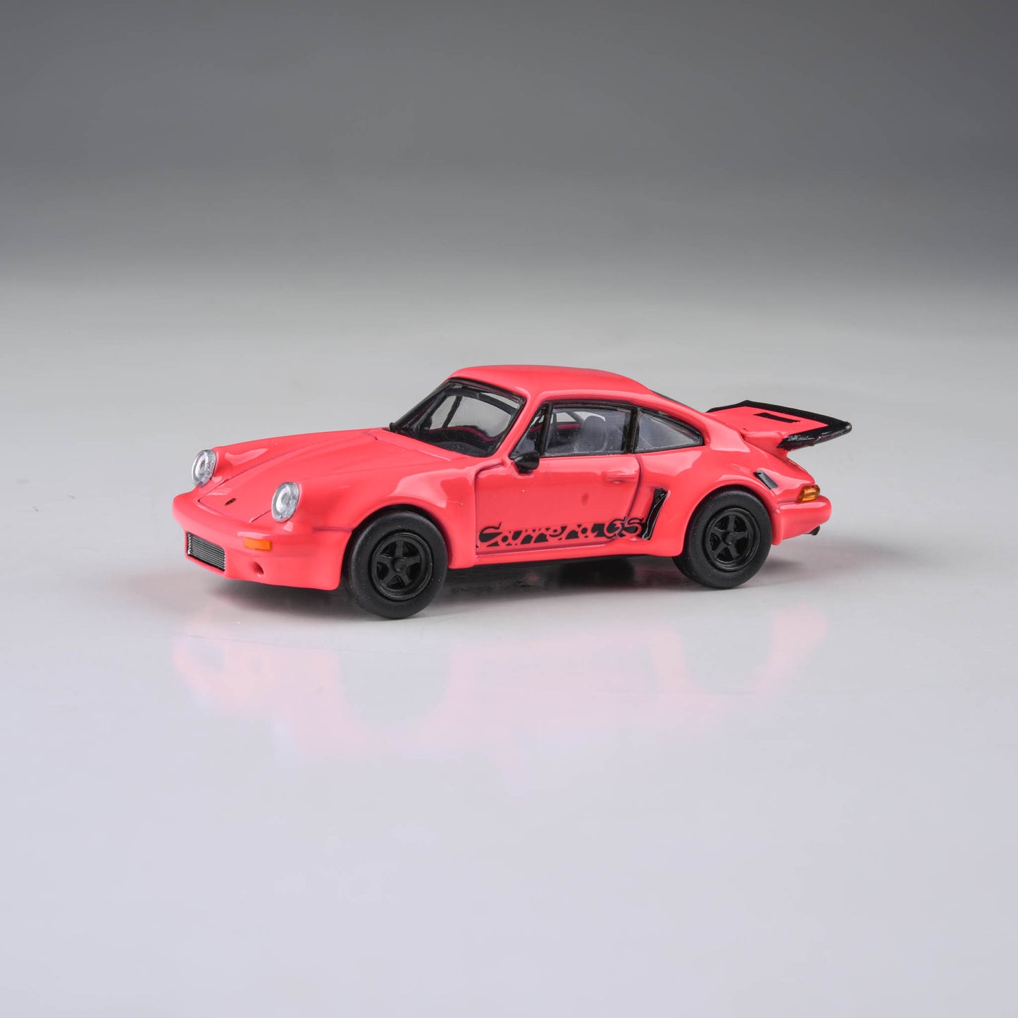 1:64 1974 Porsche 911 Carrera RSR 3.0 Fuschia