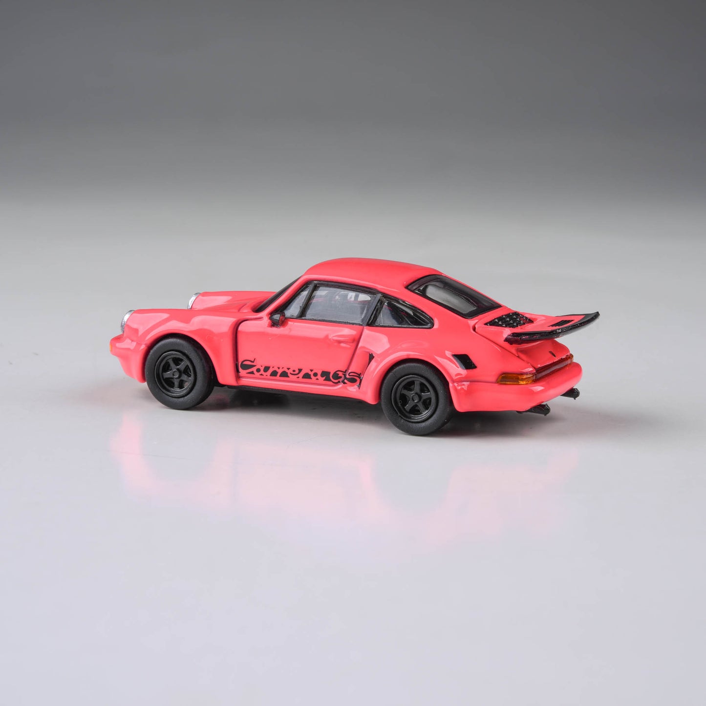 1:64 1974 Porsche 911 Carrera RSR 3.0 Fuschia