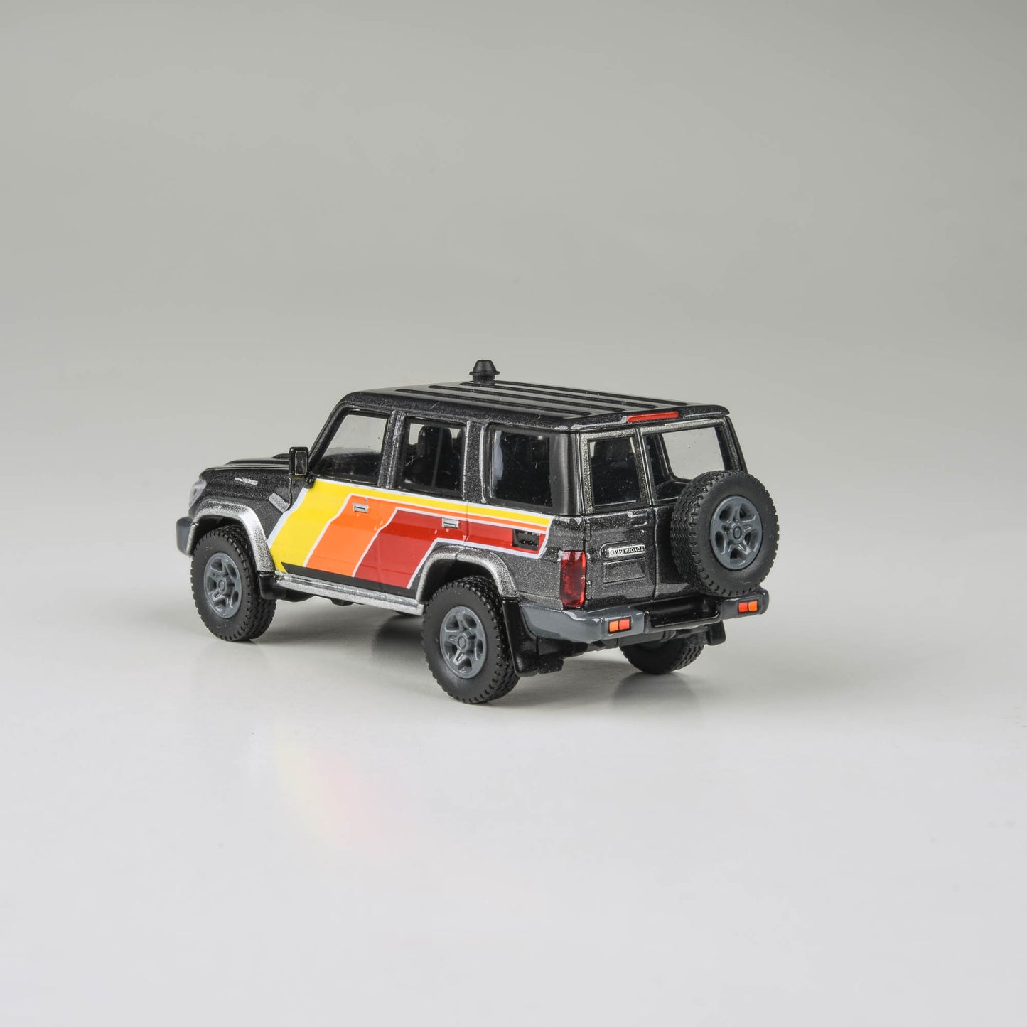 1:64 Toyota 2014 Land Cruiser 76 TRD