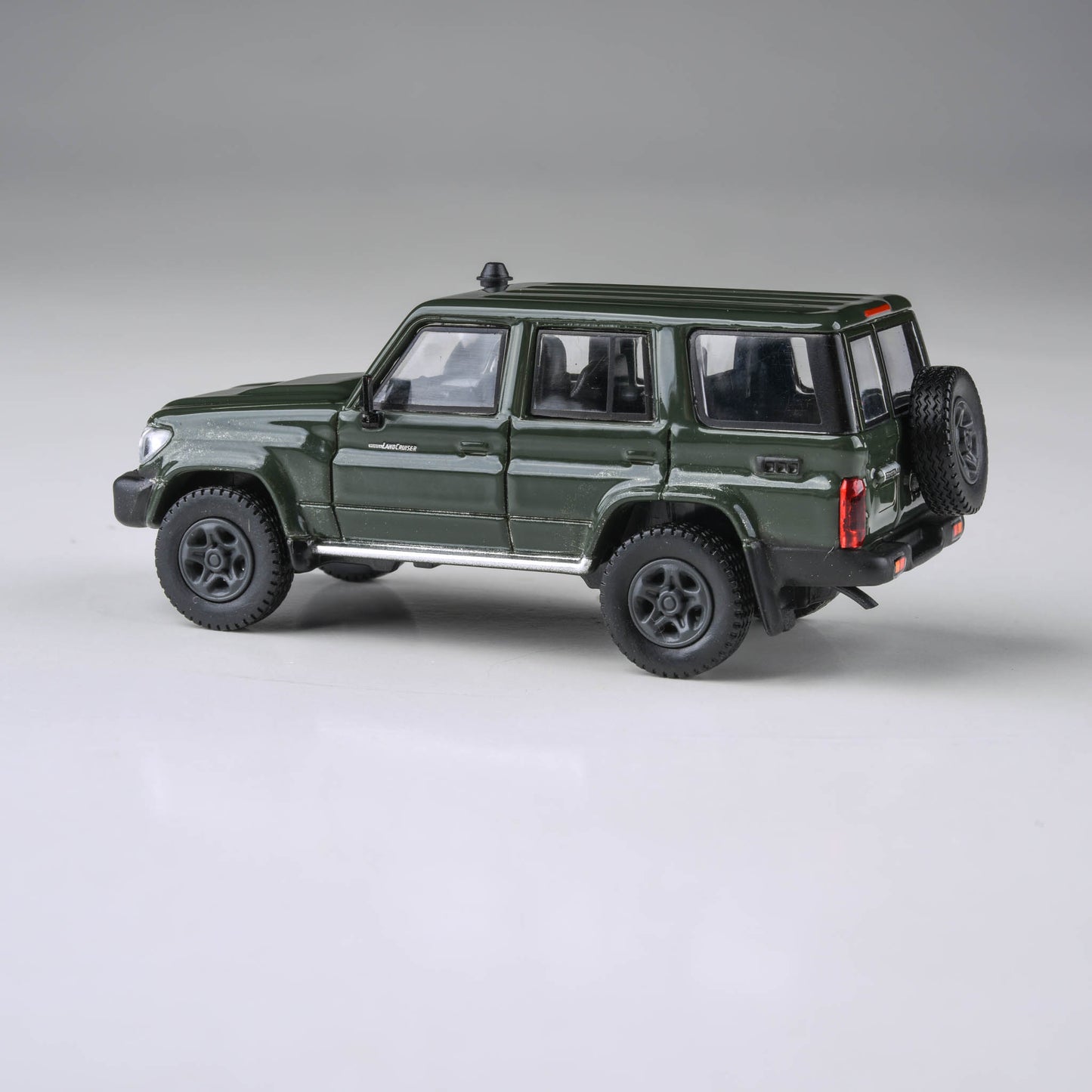 1:64 2014 Toyota Landcruiser LC76 Military Green