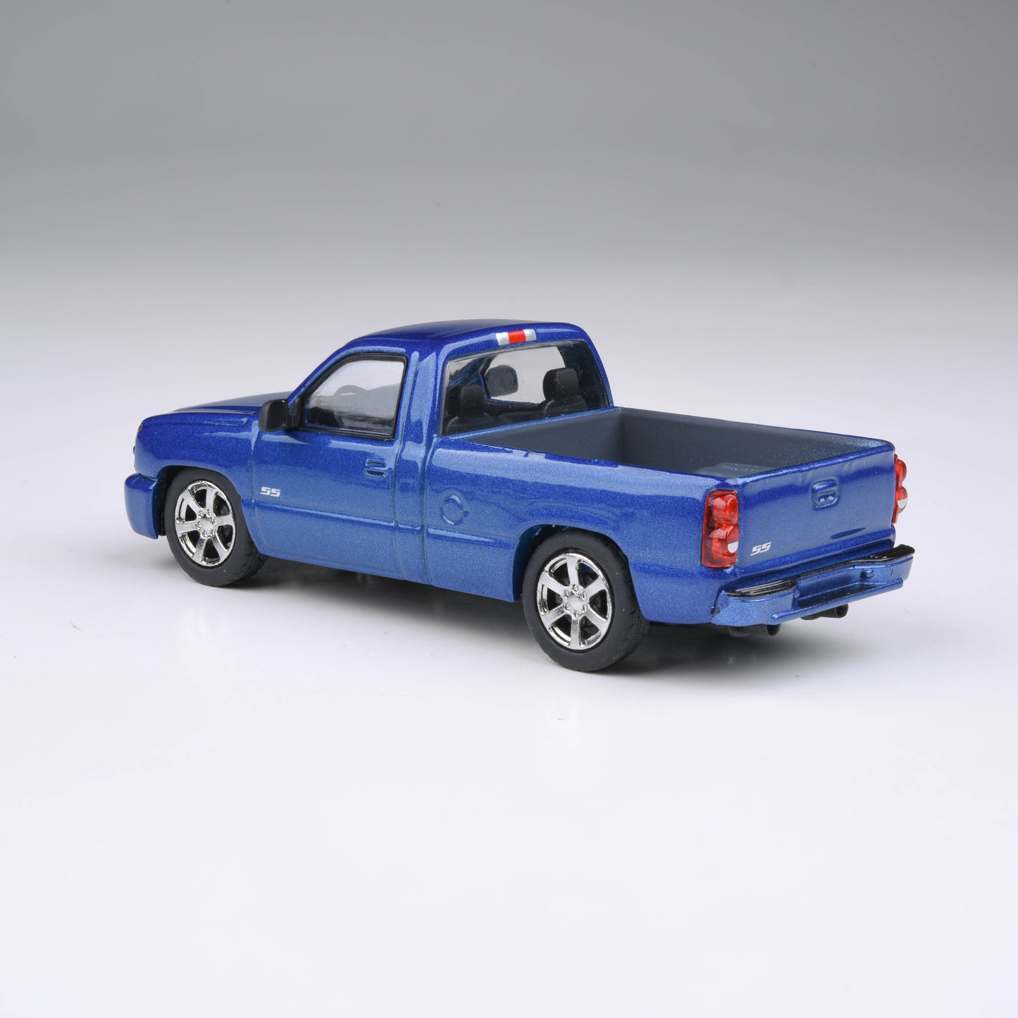 1:64 2006 Chevrolet Silverado 'Cateye' Ming Blue / Summit White