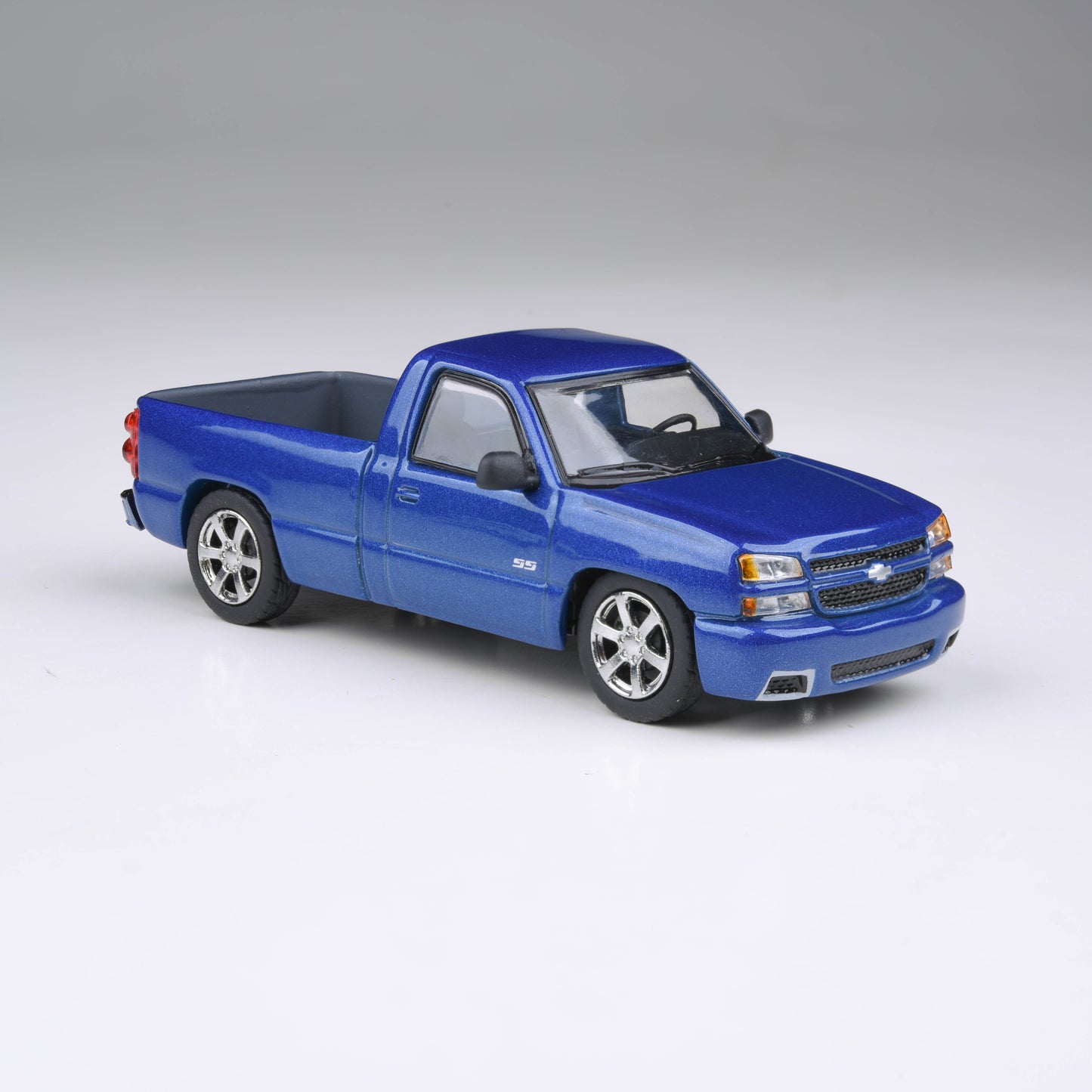 1:64 2006 Chevrolet Silverado 'Cateye' Ming Blue / Summit White