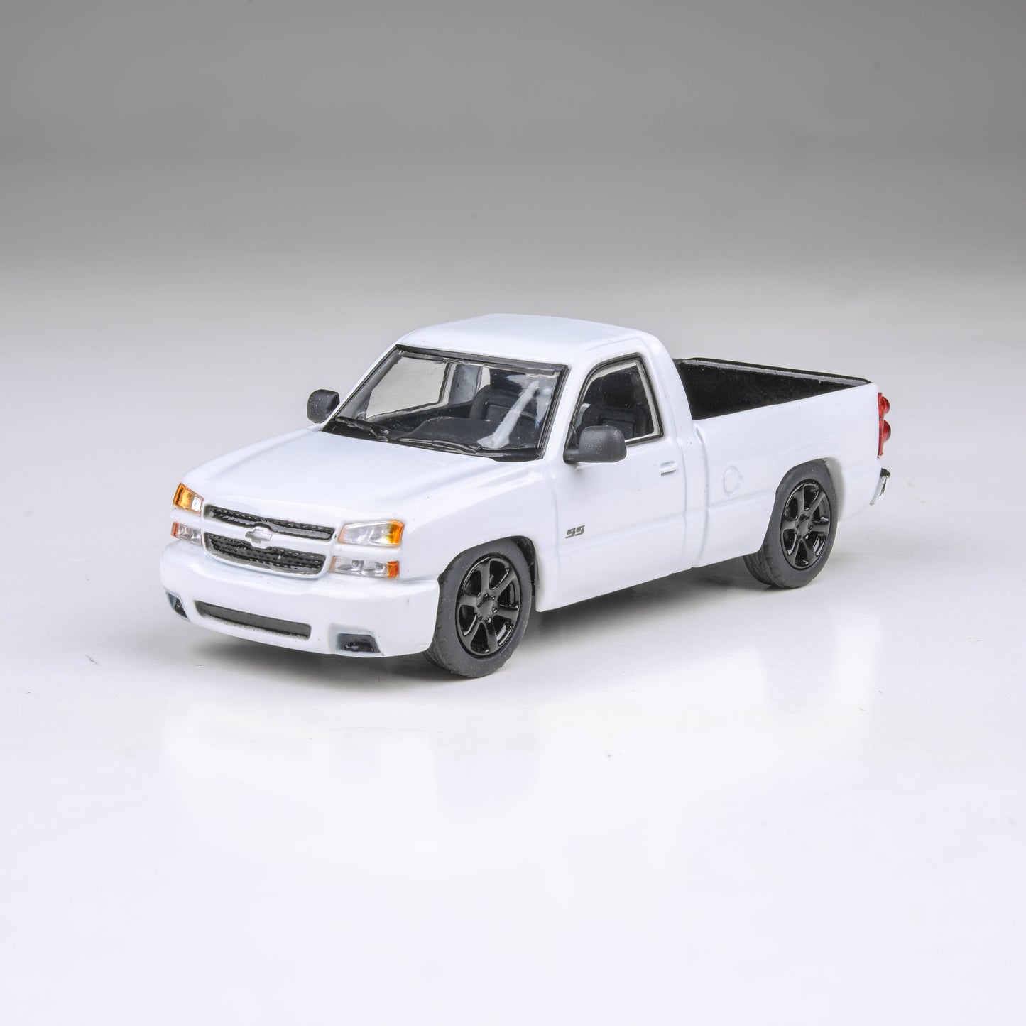 1:64 2006 Chevrolet Silverado 'Cateye' Ming Blue / Summit White