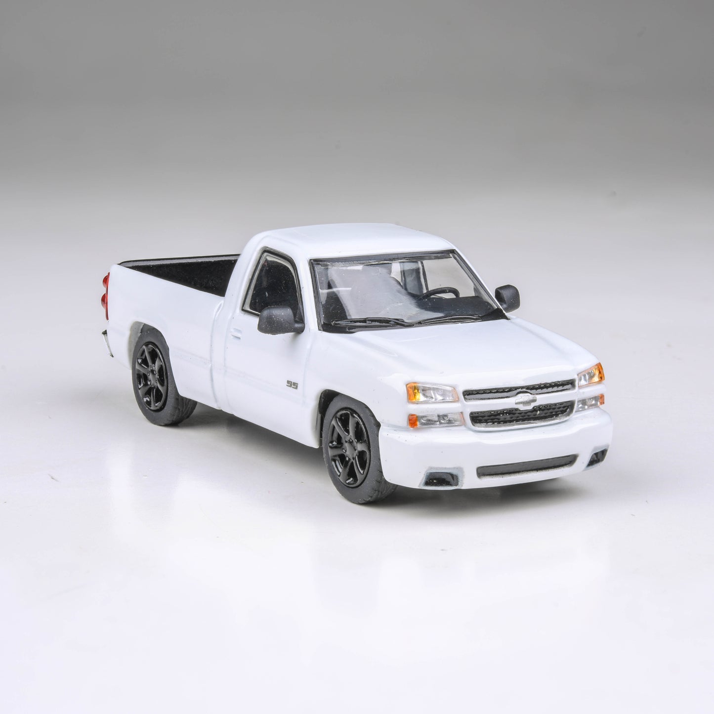 1:64 2006 Chevrolet Silverado 'Cateye' Ming Blue / Summit White