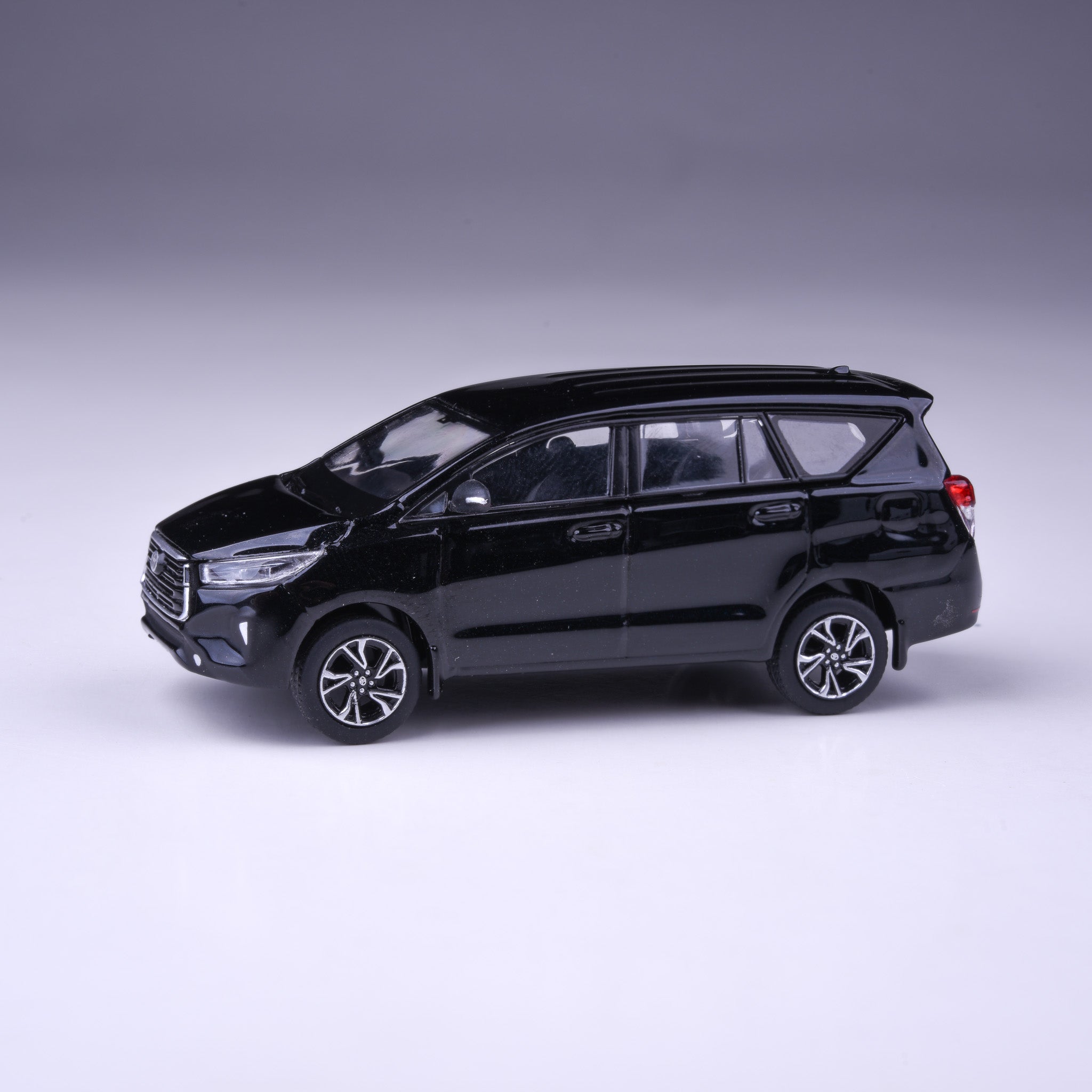 1:64 2022 Toyota Innova Attitude Black / Super White Pearl