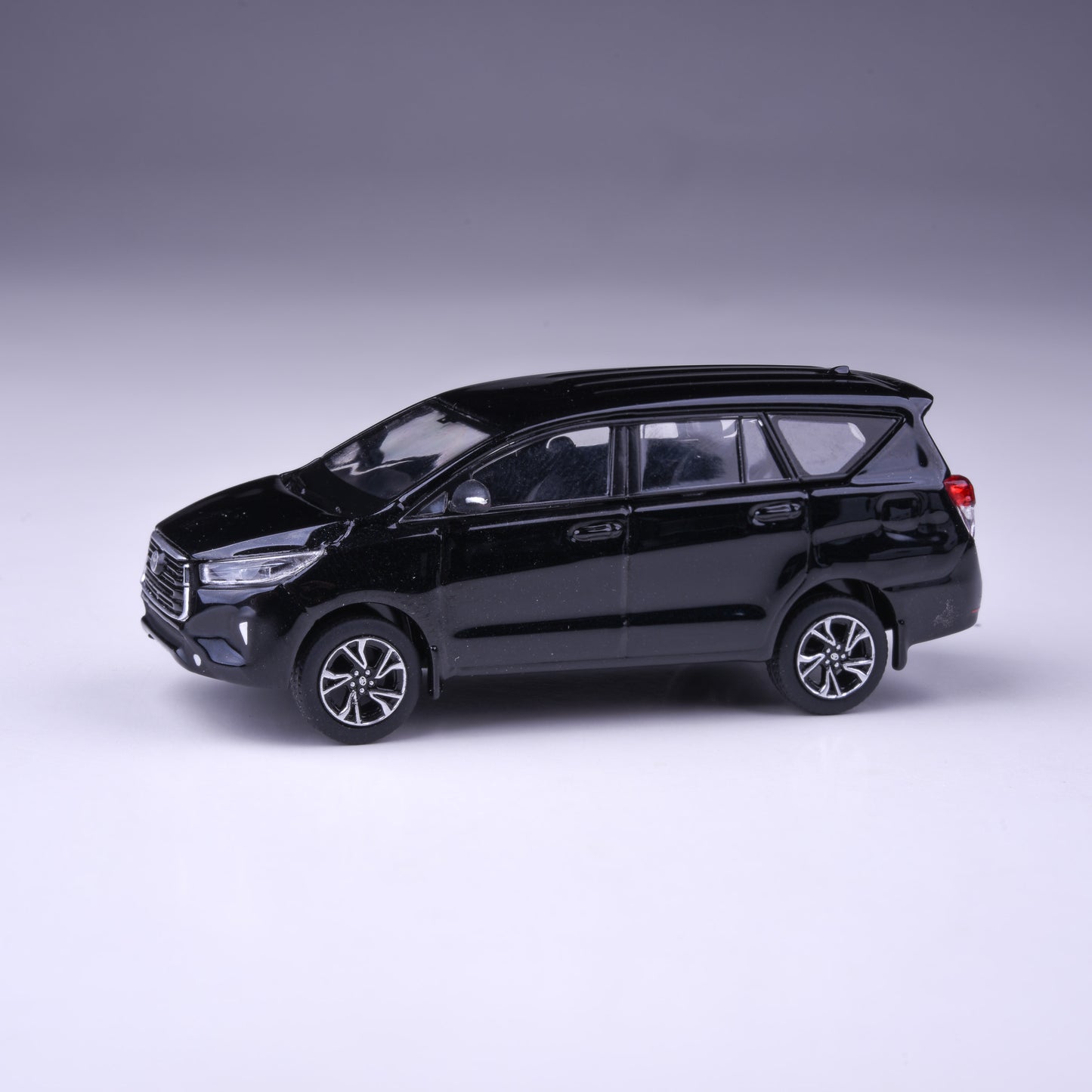 1:64 2022 Toyota Innova Attitude Black / Super White Pearl