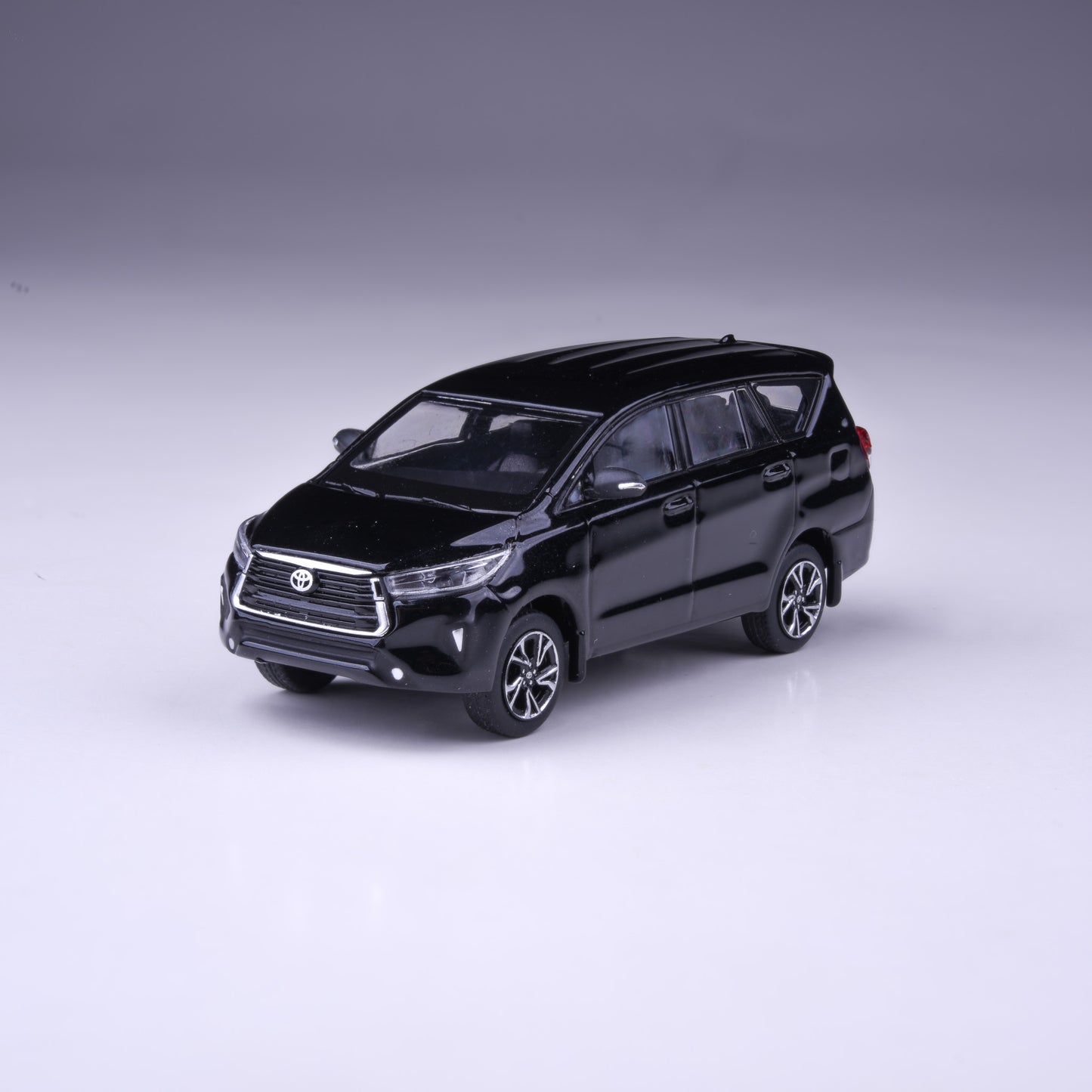 1:64 2022 Toyota Innova Attitude Black / Super White Pearl