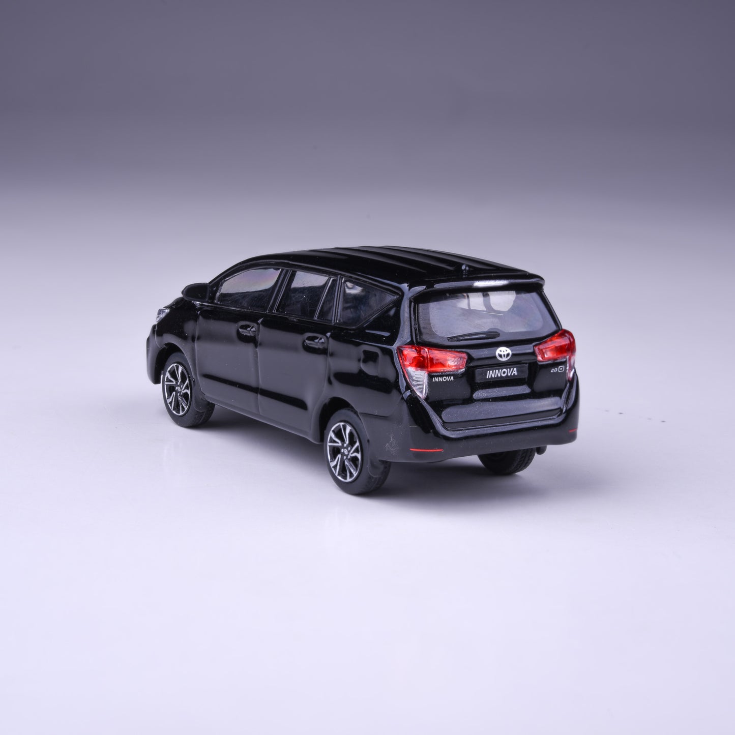 1:64 2022 Toyota Innova Attitude Black / Super White Pearl