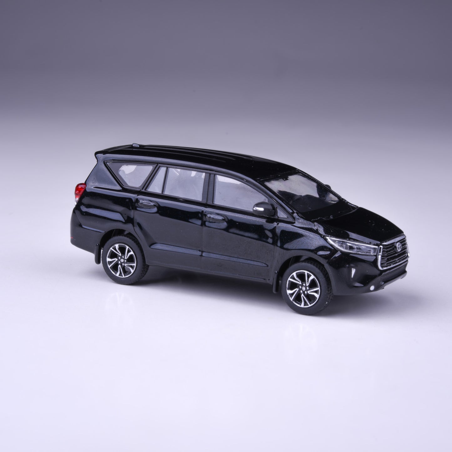 1:64 2022 Toyota Innova Attitude Black / Super White Pearl