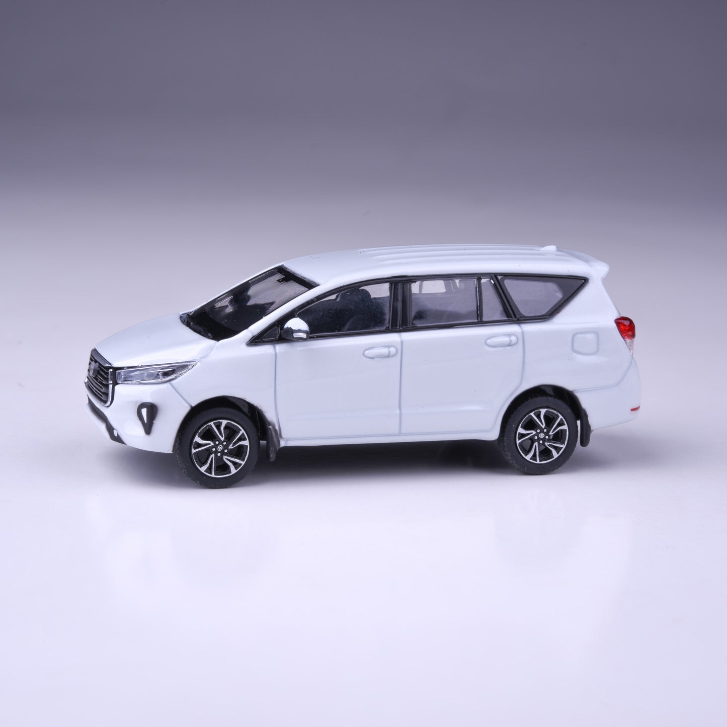 1:64 2022 Toyota Innova Attitude Black / Super White Pearl